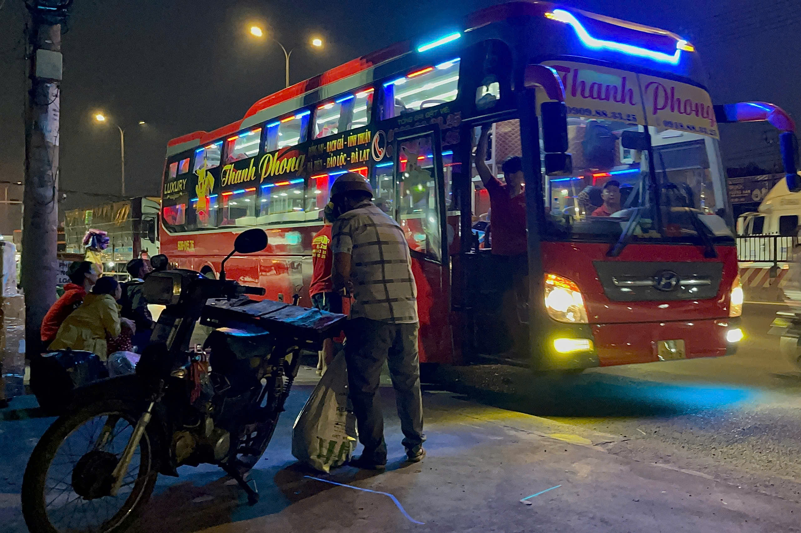 Cận cảnh những điểm "xe dù, bến cóc" cần xử lý trên Quốc lộ 1- Ảnh 5.