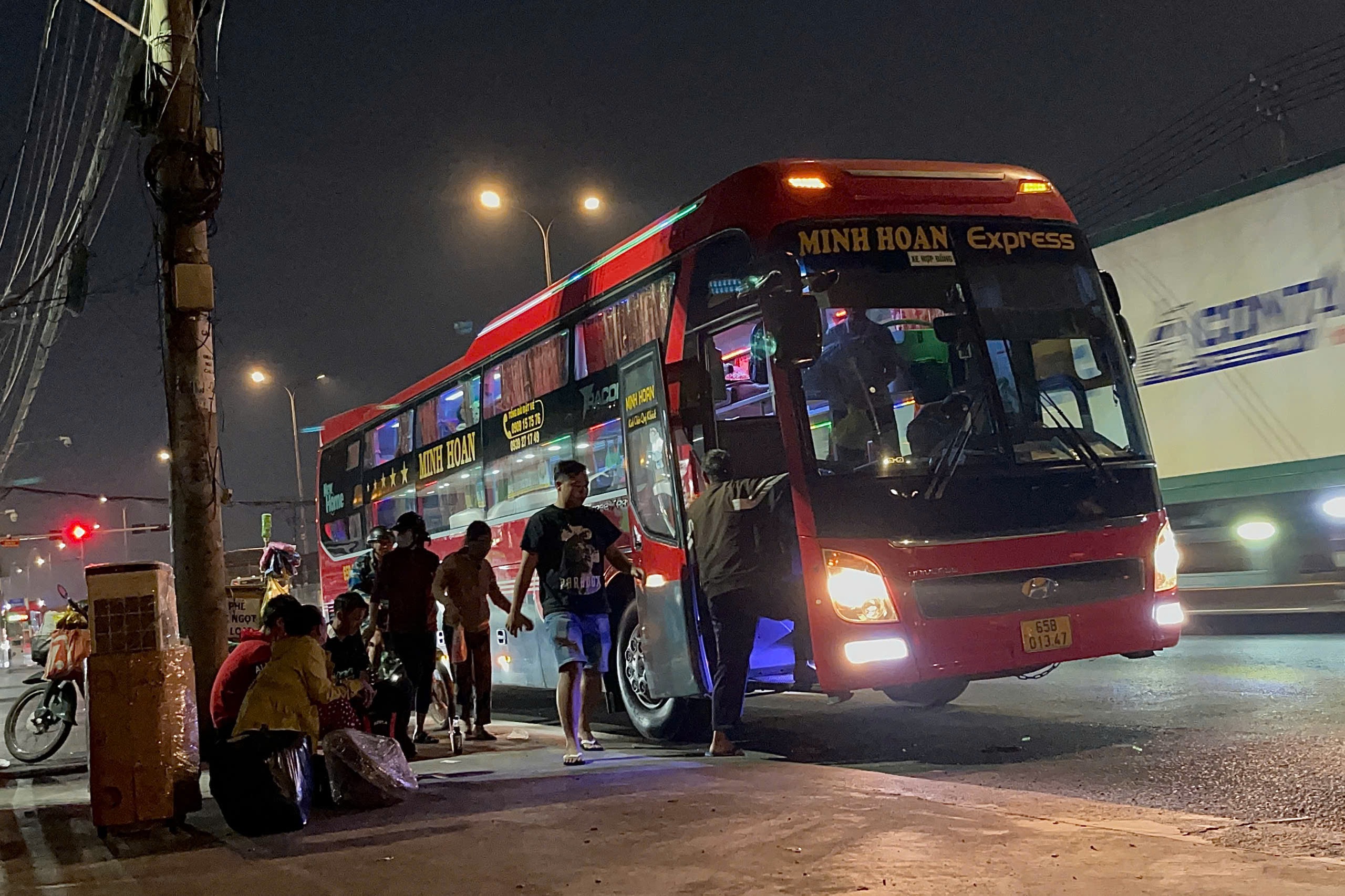 Cận cảnh những điểm "xe dù, bến cóc" cần xử lý trên Quốc lộ 1- Ảnh 2.