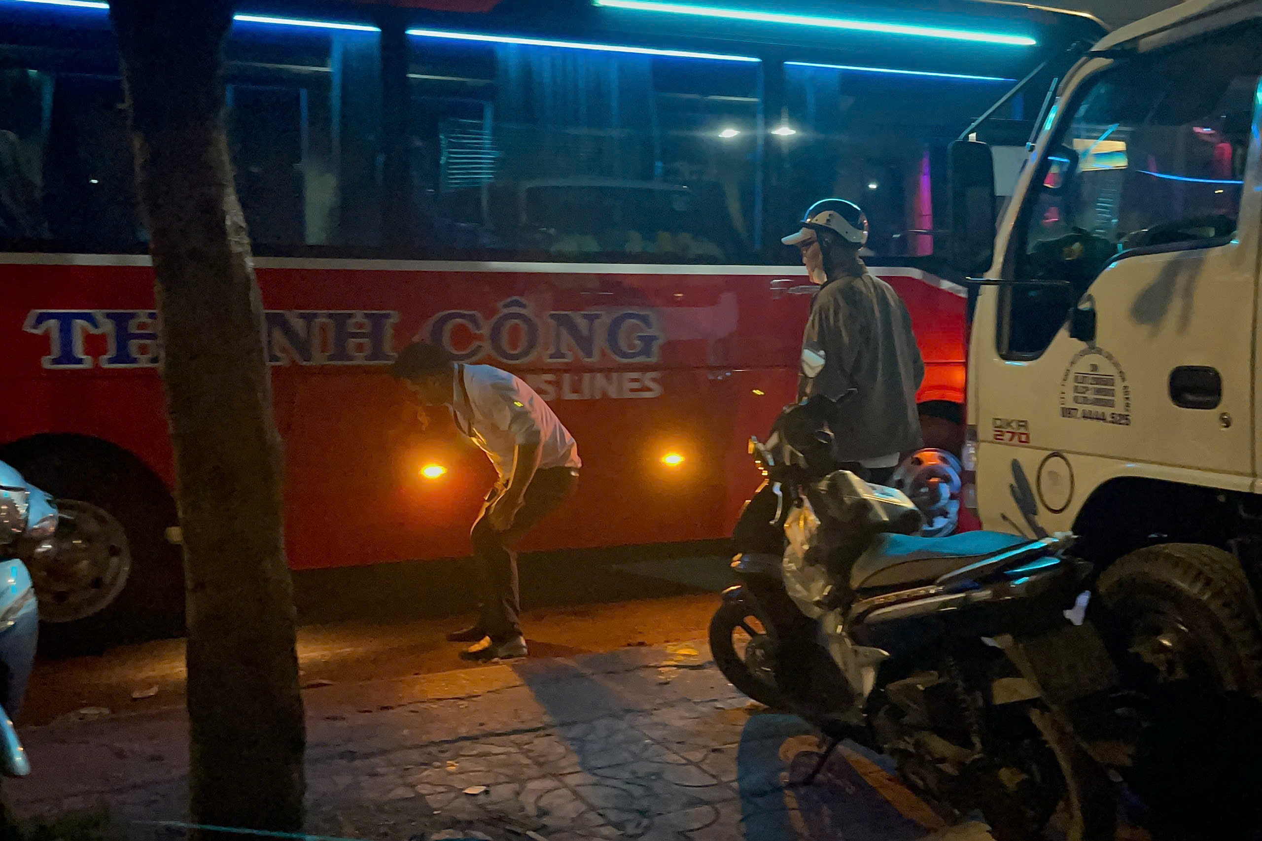 Cận cảnh những điểm "xe dù, bến cóc" cần xử lý trên Quốc lộ 1- Ảnh 7.