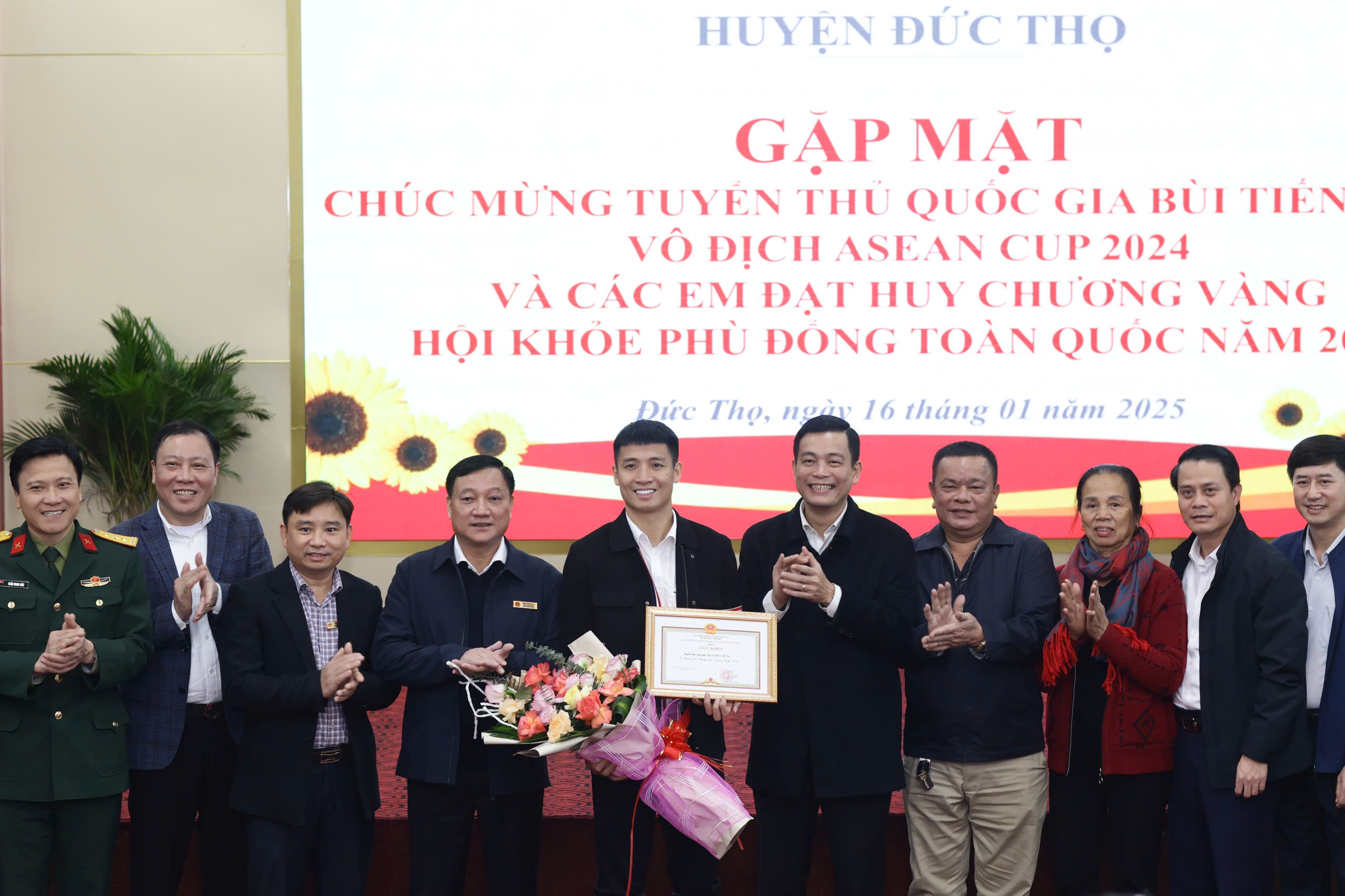V&ocirc; địch ASEAN Cup, B&ugrave;i Tiến Dũng được tuy&ecirc;n dương ở qu&ecirc; nh&agrave;- Ảnh 3.