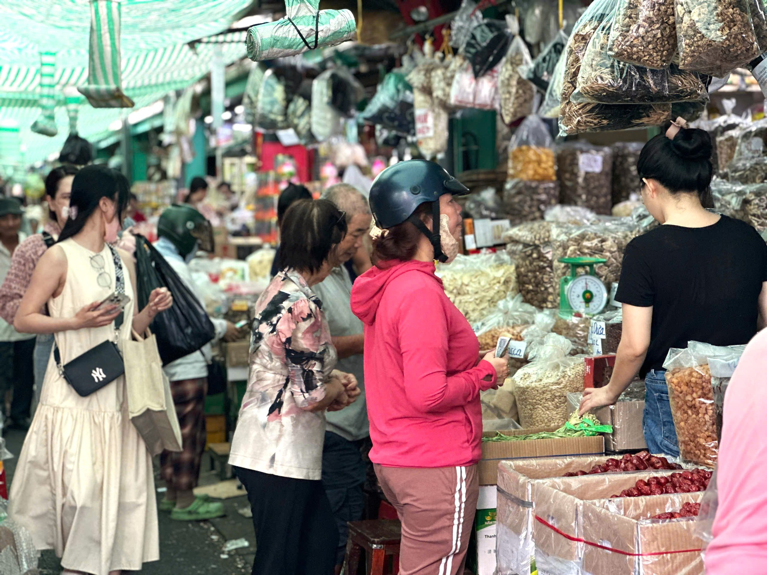 VIDEO: Mua khô, cá, hạt điều... ở chợ Bình Tây ngày gần Tết- Ảnh 14.