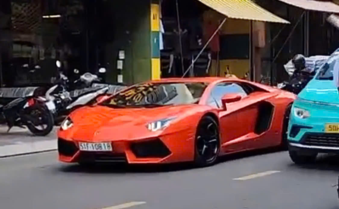 Xe Lamborghini đột ngột dừng giữa đường ở Ph&uacute; Nhuận, t&agrave;i xế trong t&igrave;nh trạng bất ổn- Ảnh 1.