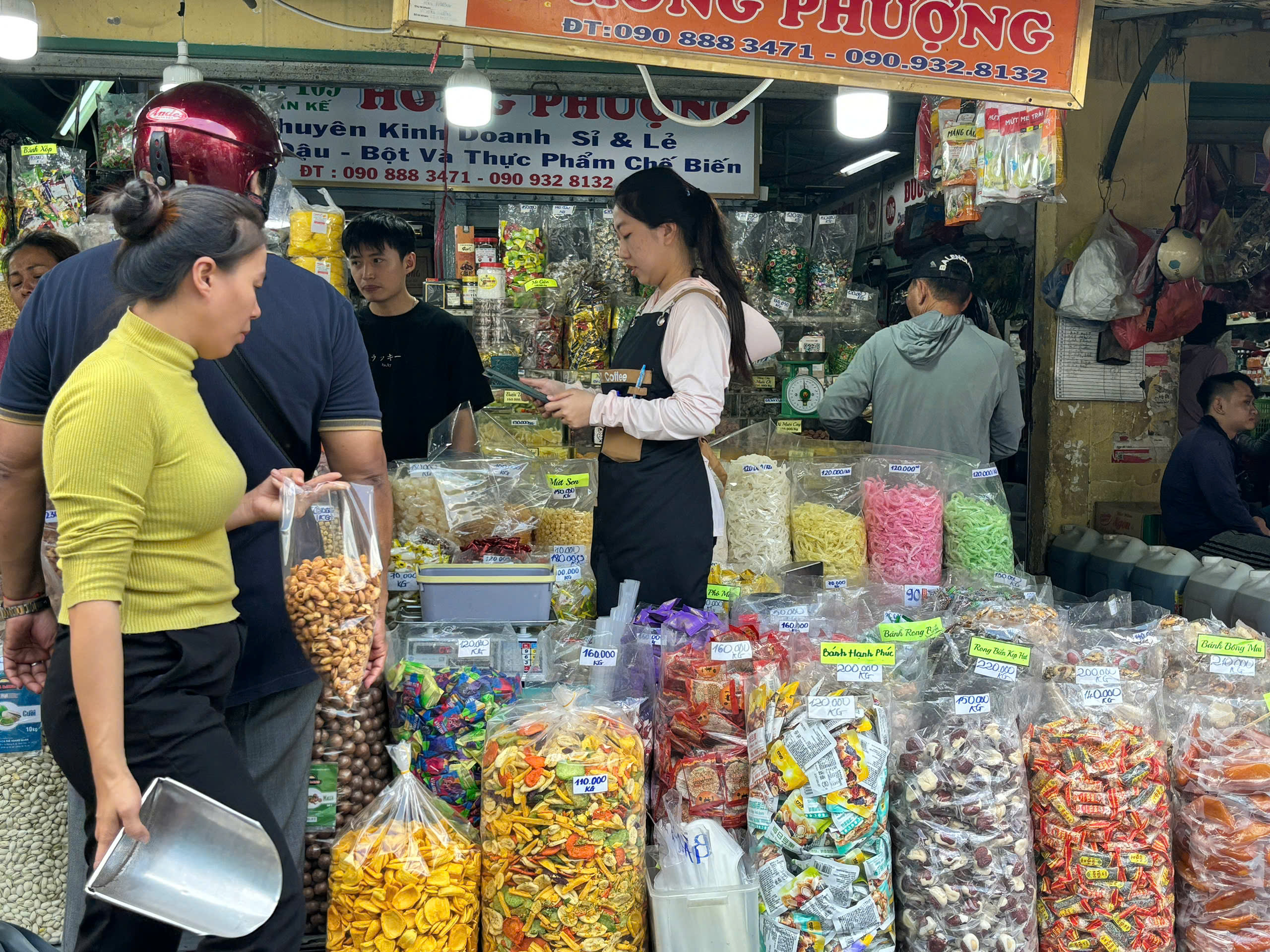 VIDEO: Mua khô, cá, hạt điều... ở chợ Bình Tây ngày gần Tết- Ảnh 12.