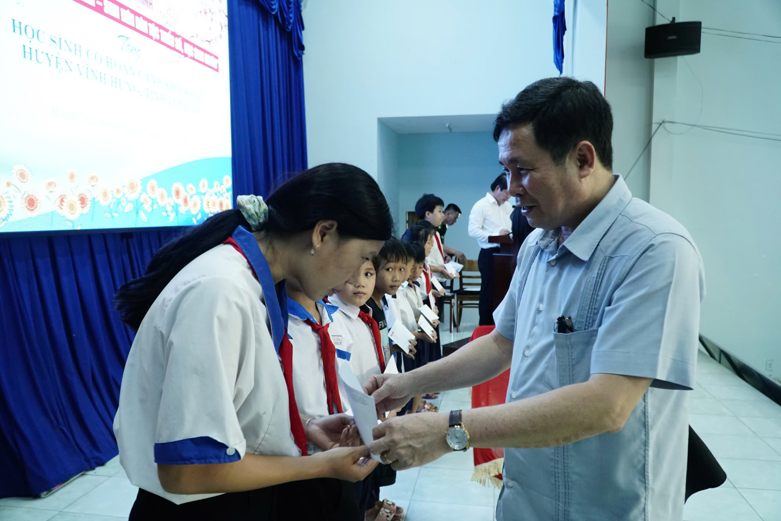 VIDEO: Tặng 200 suất hỗ trợ học bổng đến học sinh v&ugrave;ng bi&ecirc;n Long An- Ảnh 5.