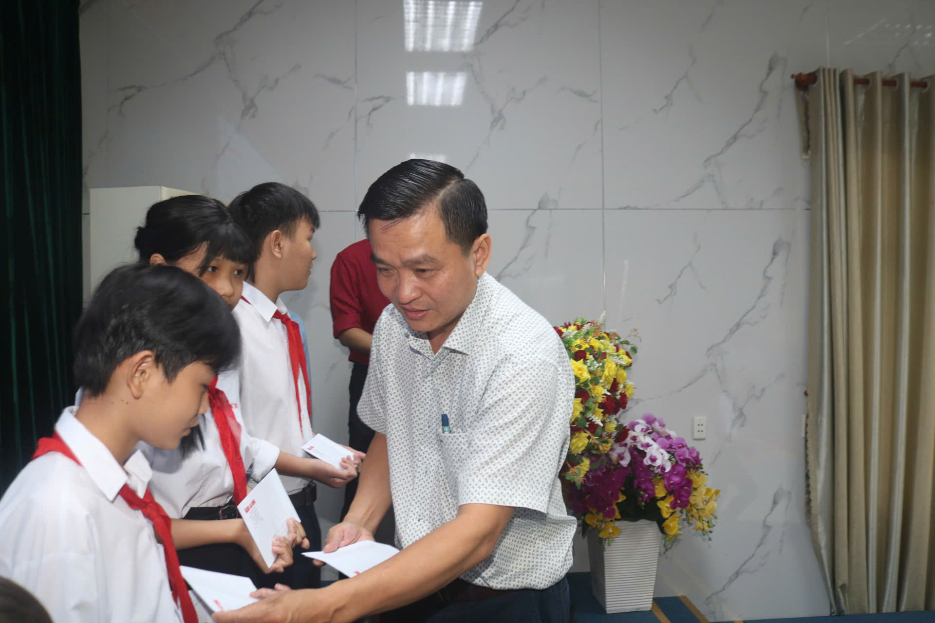 VIDEO: Tặng 200 suất hỗ trợ học bổng đến học sinh v&ugrave;ng bi&ecirc;n Long An- Ảnh 4.