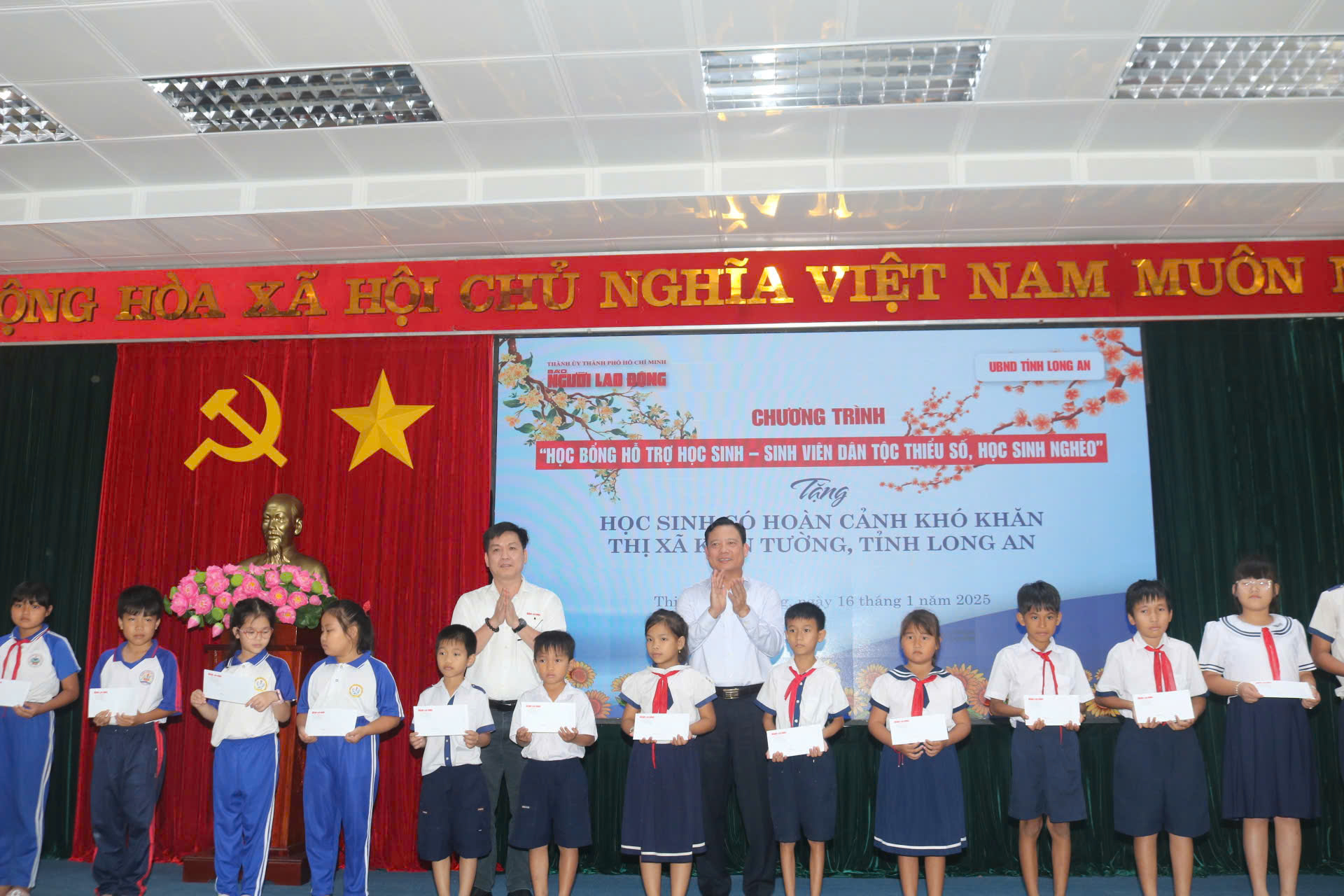 VIDEO: Tặng 200 suất hỗ trợ học bổng đến học sinh v&ugrave;ng bi&ecirc;n Long An- Ảnh 7.
