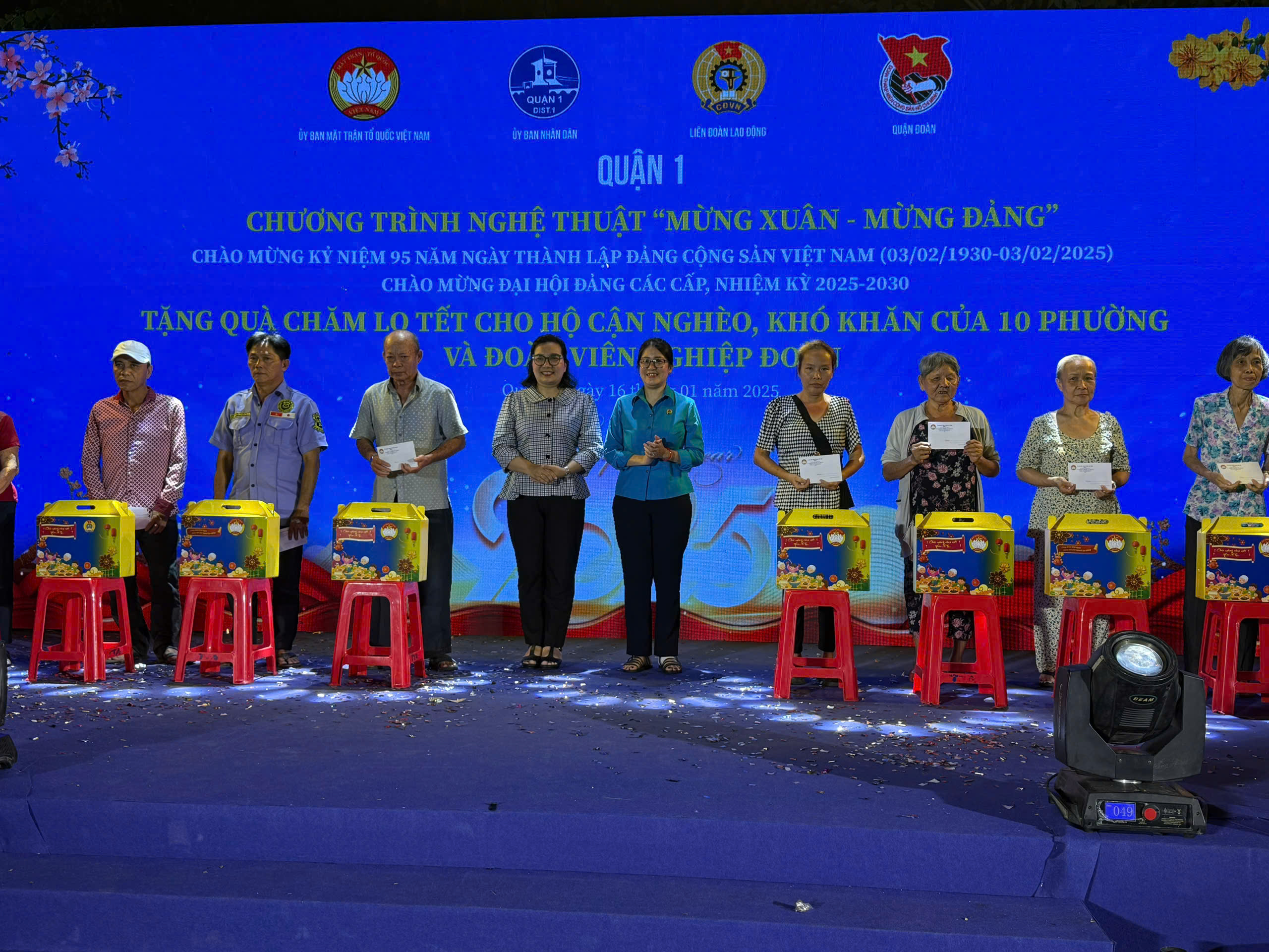 C&ocirc;ng nh&acirc;n h&agrave;o hứng trải nghiệm mua sắm kh&ocirc;ng d&ugrave;ng tiền mặt- Ảnh 6.