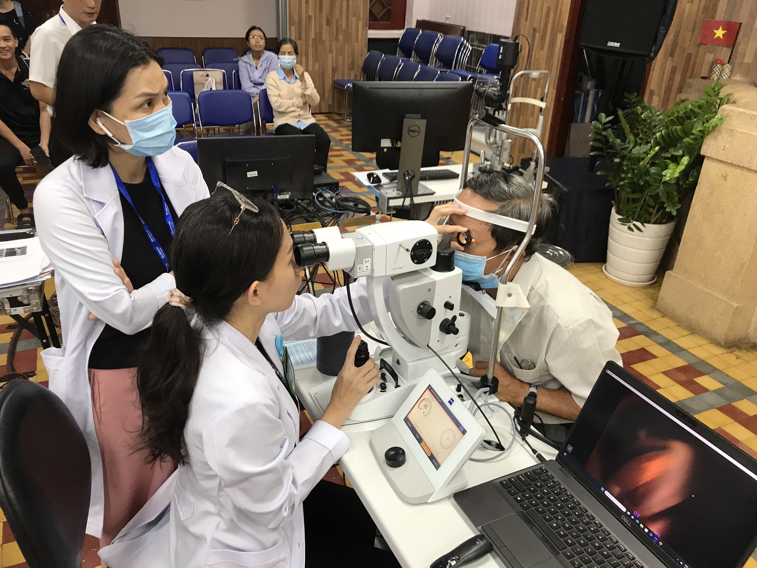Cần phải sớm kh&aacute;m thị lực ngay sau khi mắt bị tổn thương bởi tia laser. (Ảnh do bệnh viện cung cấp)