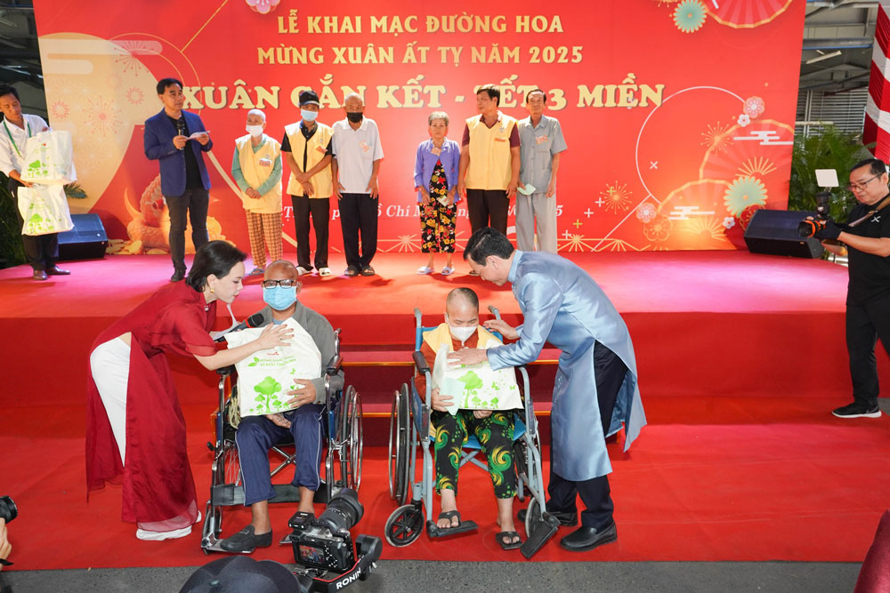 B&aacute;c sĩ Nguyễn Tri Thức trao qu&agrave; cho bệnh nh&acirc;n ngh&egrave;o