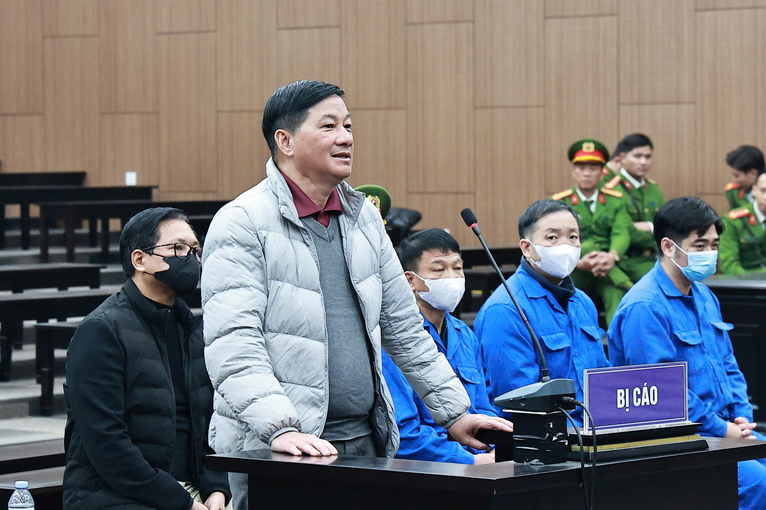 Cựu chủ tịch Lâm Đồng Trần Văn Hiệp khai nhận hối lộ 4,2 tỉ đồng rồi "đi làm từ thiện"- Ảnh 1.