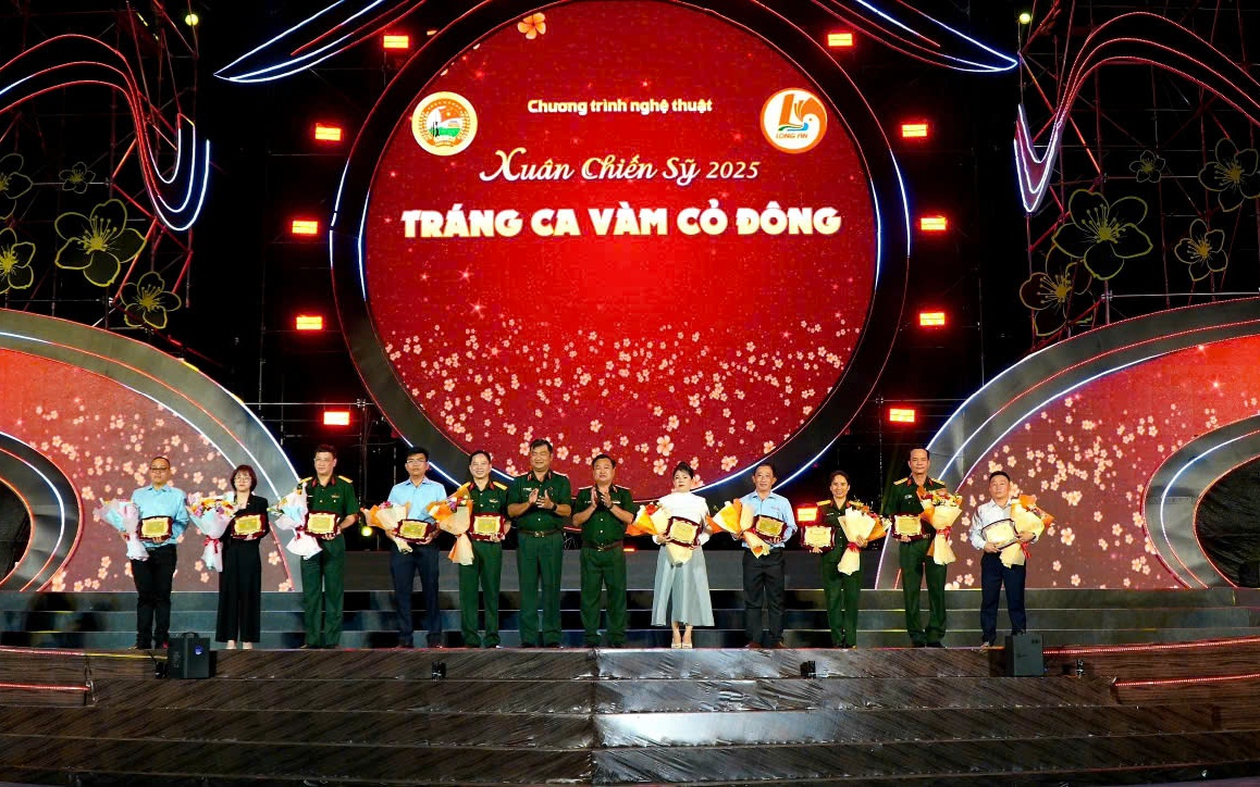 Xu&acirc;n ấm t&igrave;nh qu&acirc;n - d&acirc;n