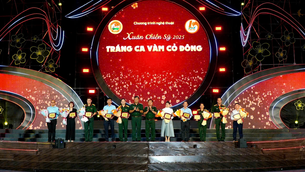 Xu&acirc;n ấm t&igrave;nh qu&acirc;n - d&acirc;n- Ảnh 1.