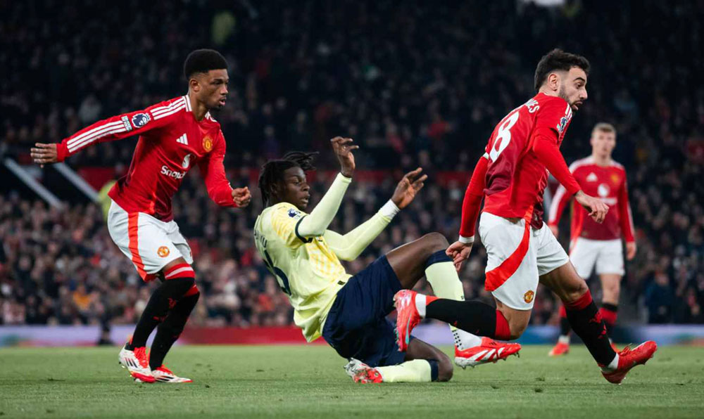 Man United dần c&acirc;n bằng giữa c&ocirc;ng v&agrave; thủ tr&ecirc;n h&agrave;nh tr&igrave;nh trở lại.  Ảnh: Manutd.com