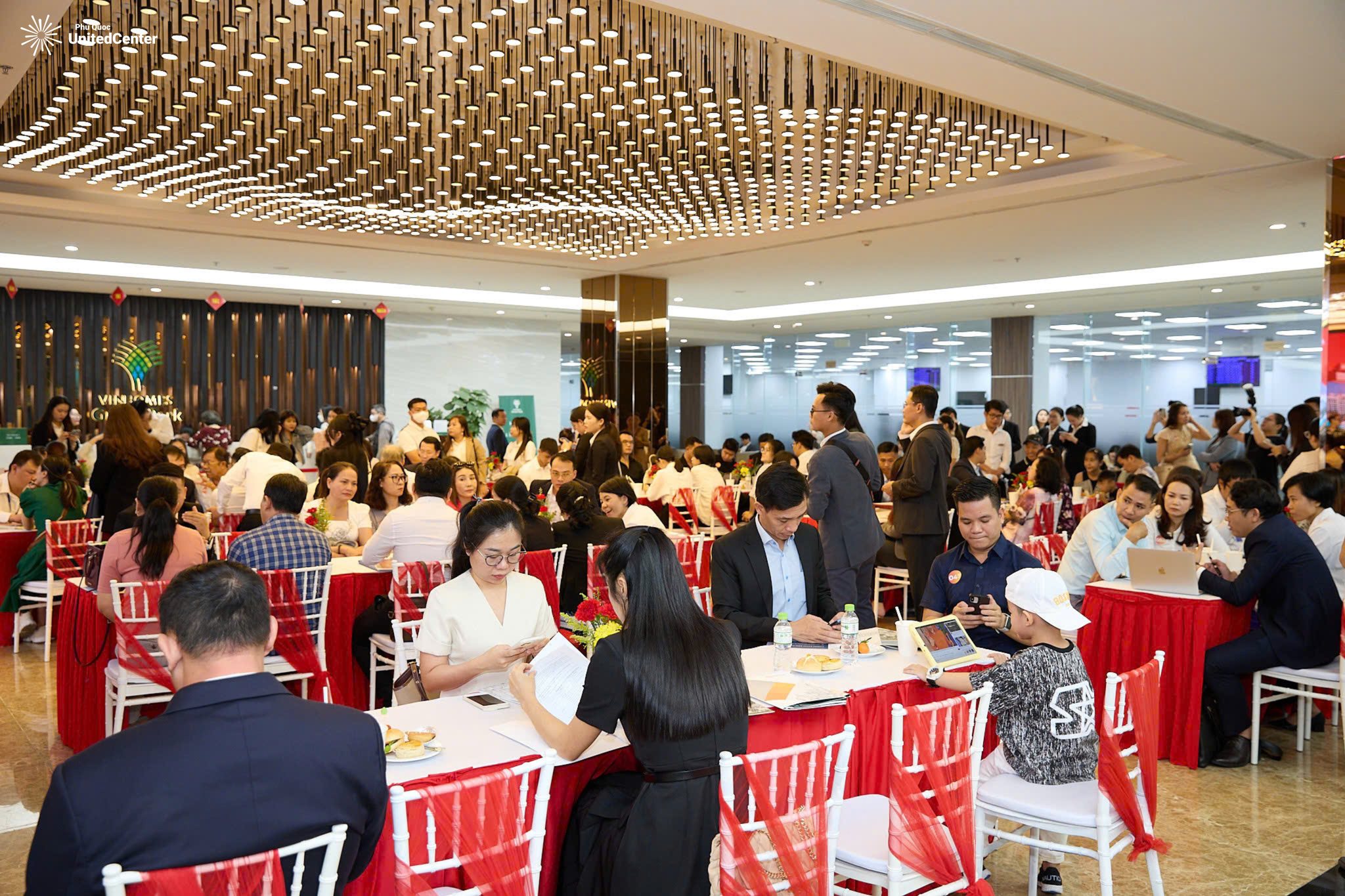 Sức h&uacute;t của FestiHome được chứng minh bằng h&agrave;ng loạt deal được chốt ngay trong ng&agrave;y mở b&aacute;n