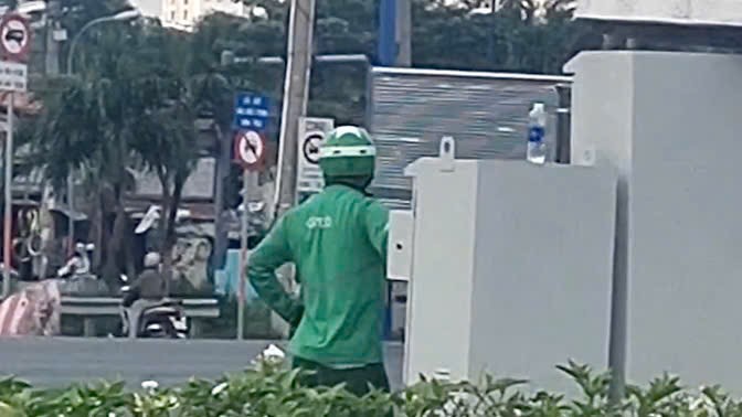 Người mặc &aacute;o xe &ocirc;m c&ocirc;ng nghệ n&oacute;i l&yacute; do tự &yacute; điều chỉnh đ&egrave;n giao th&ocirc;ng- Ảnh 1.
