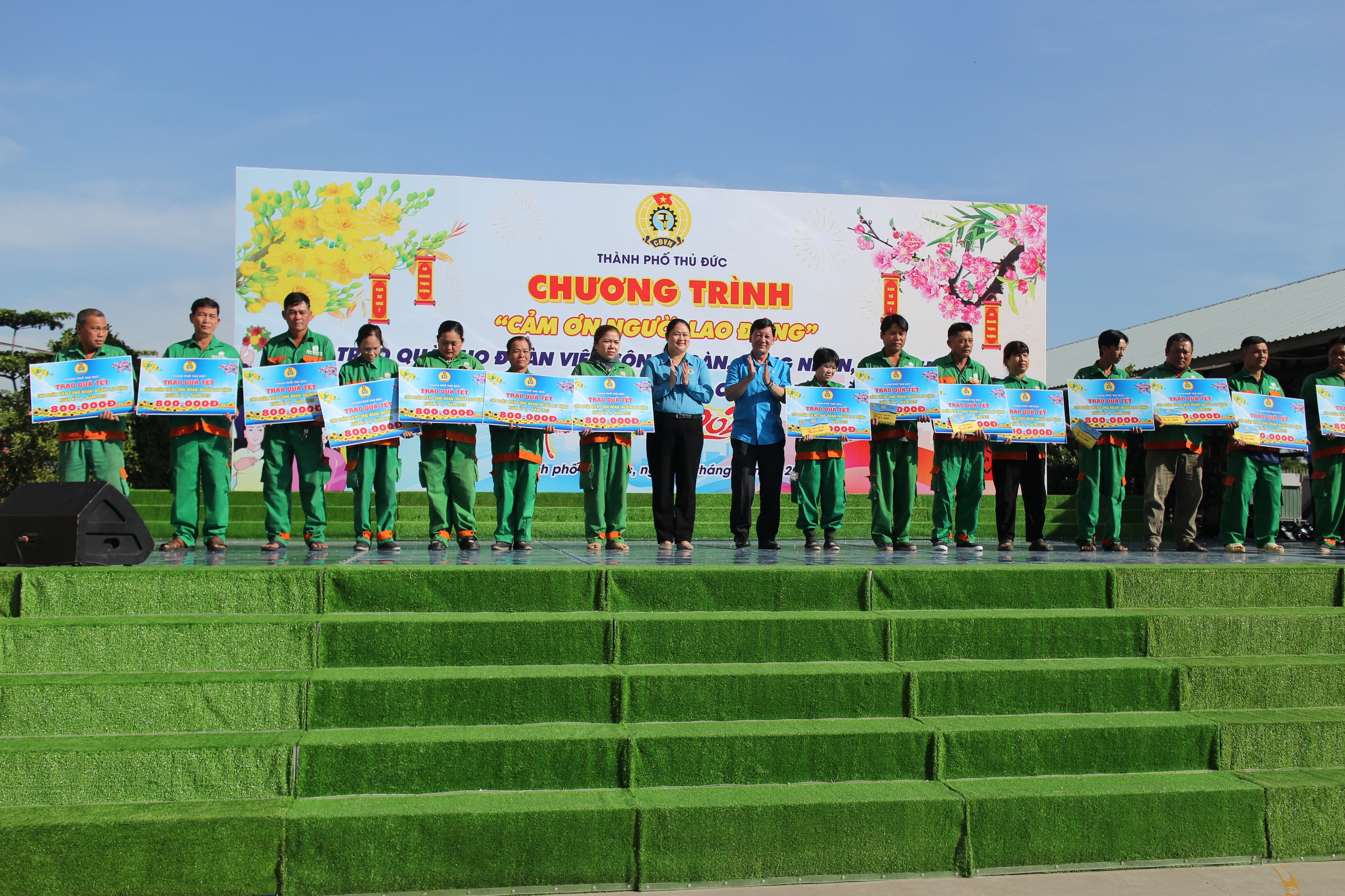 Người lao động động khó khăn hạnh phúc khi nhận quà, phiếu mua hàng- Ảnh 3.