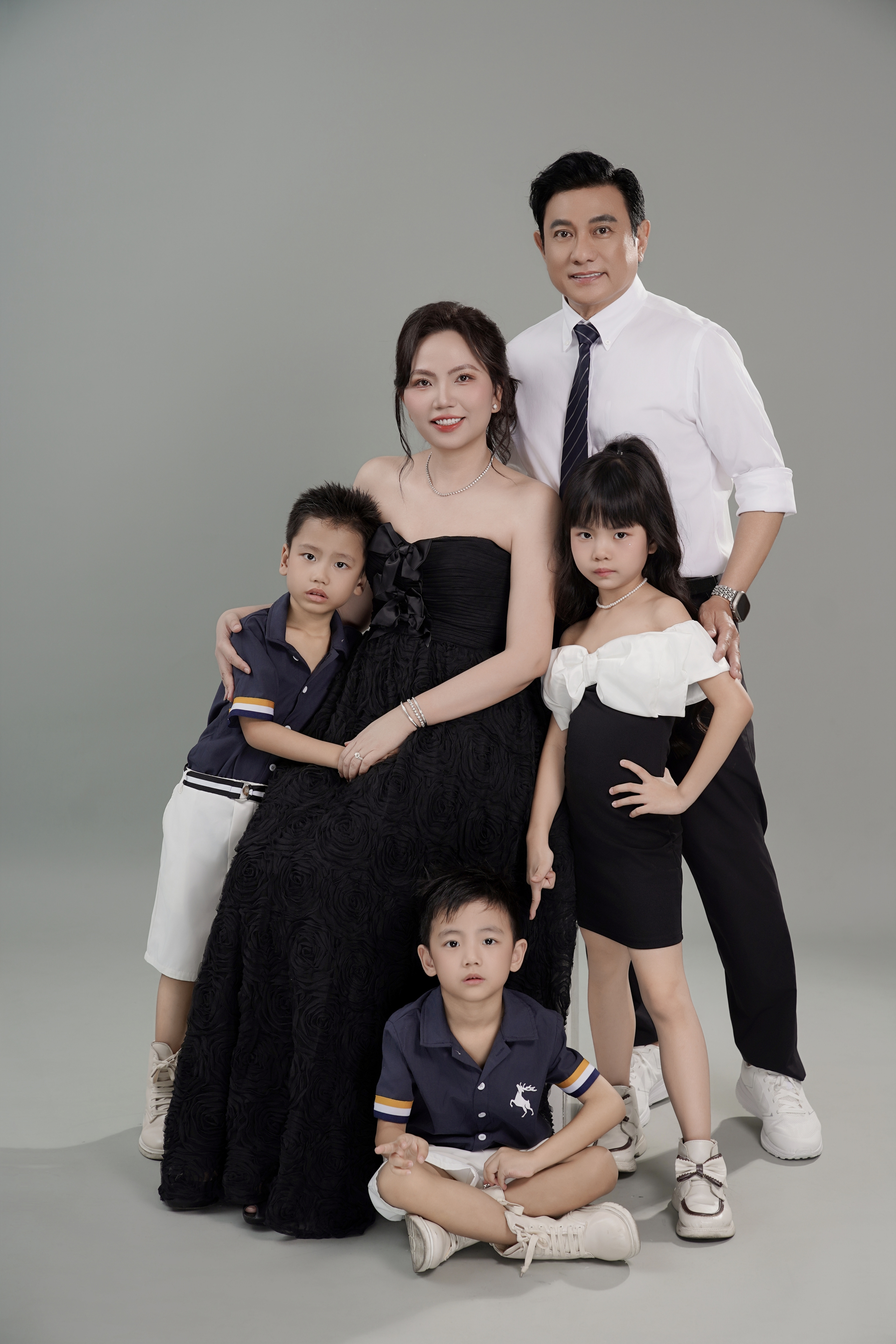 "Ông trùm phản diện" Hoàng Phúc đưa gia đình "lên sóng"- Ảnh 1.