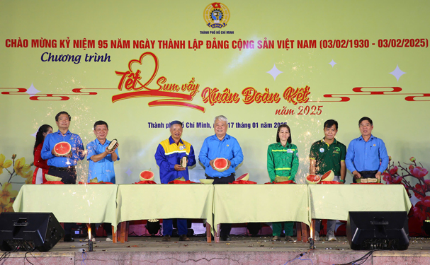 Lãnh đạo LĐLĐ TP HCM cùng cắt dưa hấu với công nhân tại chương trình “Tết sum vầy - Xuân đoàn kết” năm 2025 Ảnh: HOÀNG TRIỀU