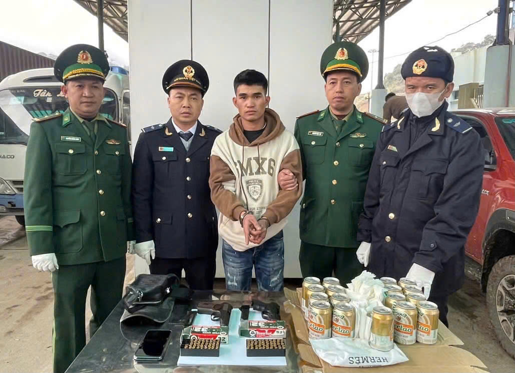 Bắt quả tang Cao B&aacute; Huy đang vận chuyển 2 khẩu s&uacute;ng v&agrave; 92 vi&ecirc;n đạn- Ảnh 1.