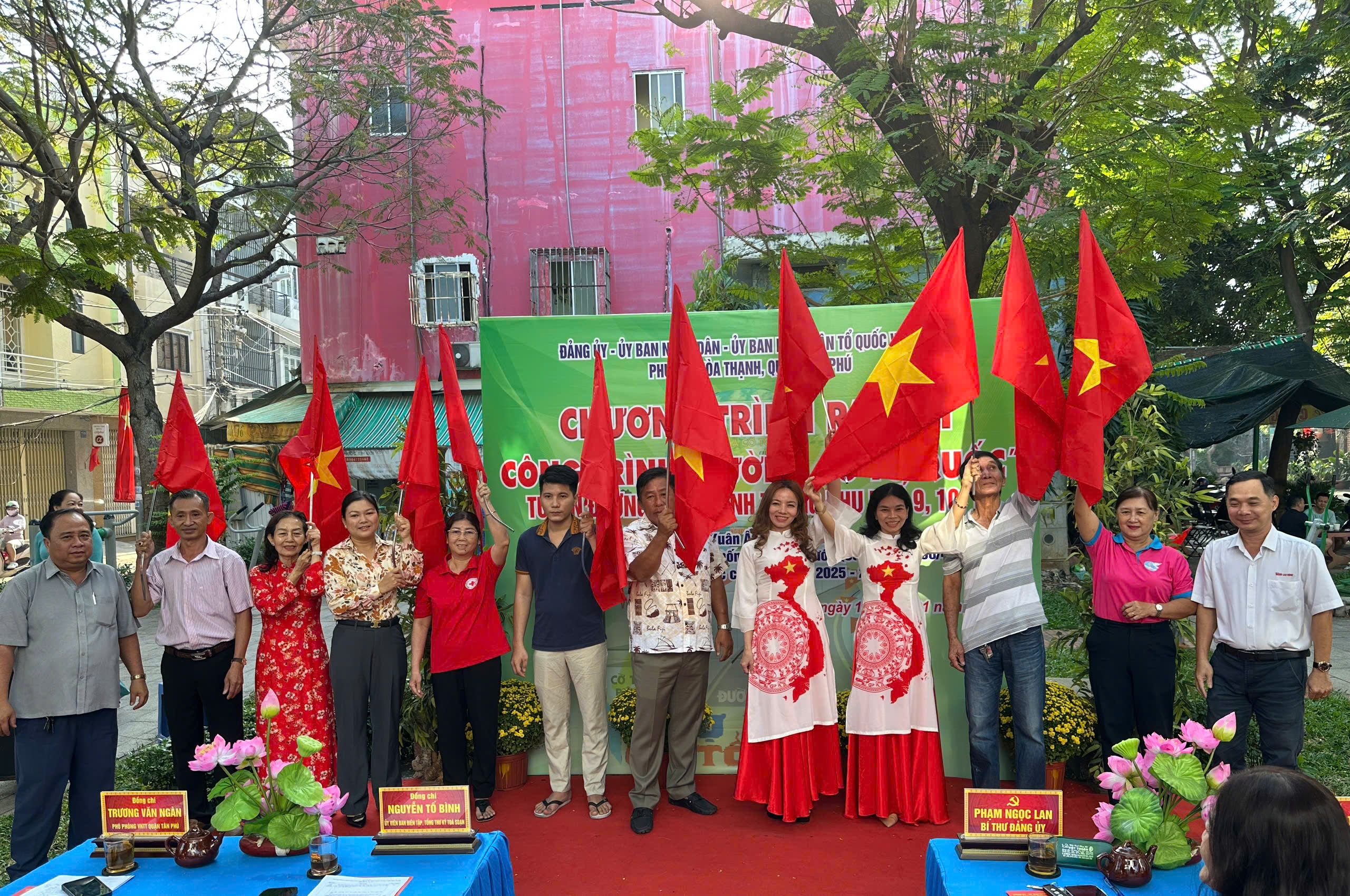 Chương tr&igrave;nh "Tự h&agrave;o cờ Tổ quốc": Gắn kết truyền thống y&ecirc;u nước với nhịp sống đ&ocirc; thị- Ảnh 2.