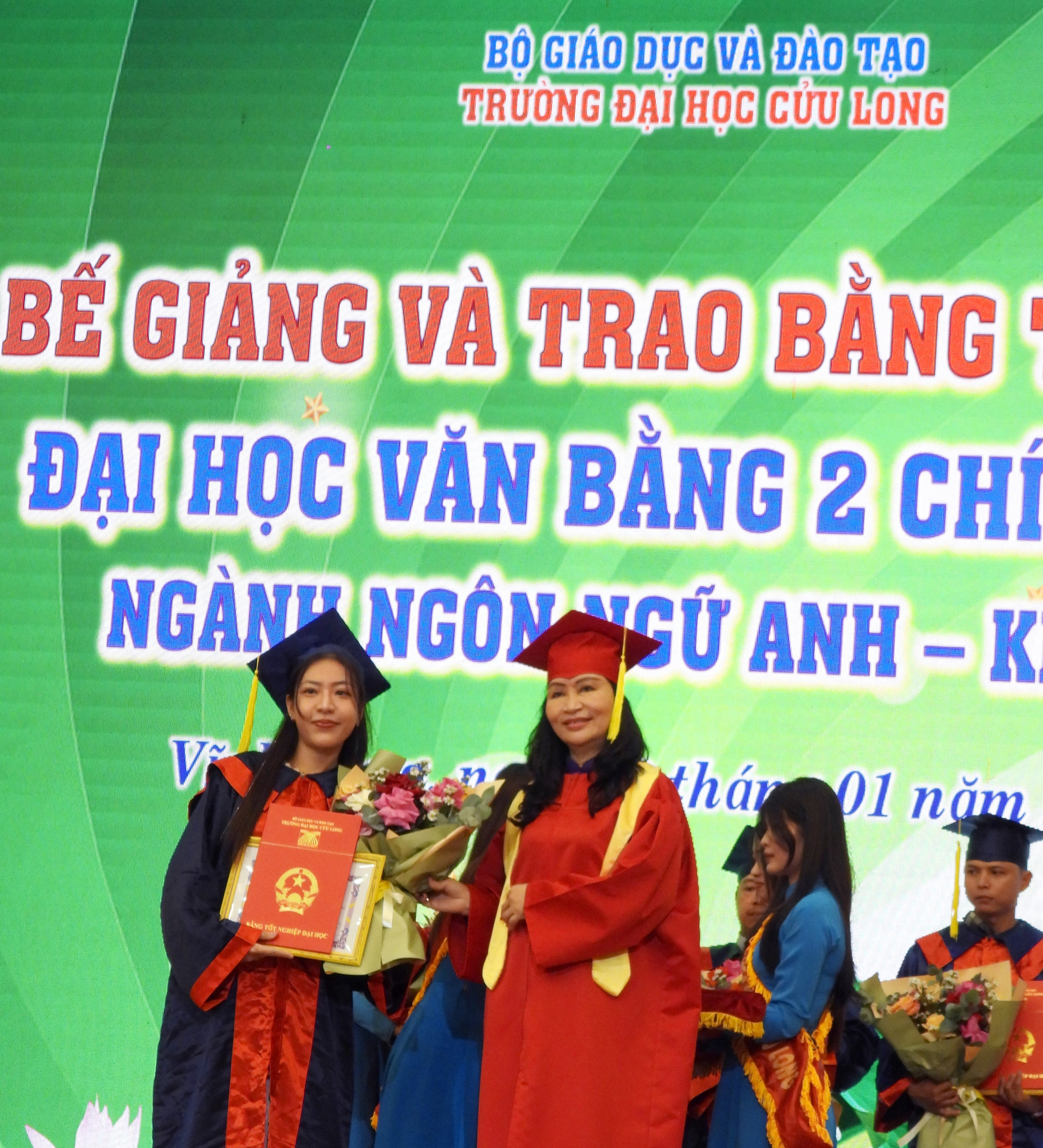 Nhiều c&aacute;n bộ, c&ocirc;ng chức tốt nghiệp cử nh&acirc;n Ng&ocirc;n ngữ Anh - Ảnh 1.