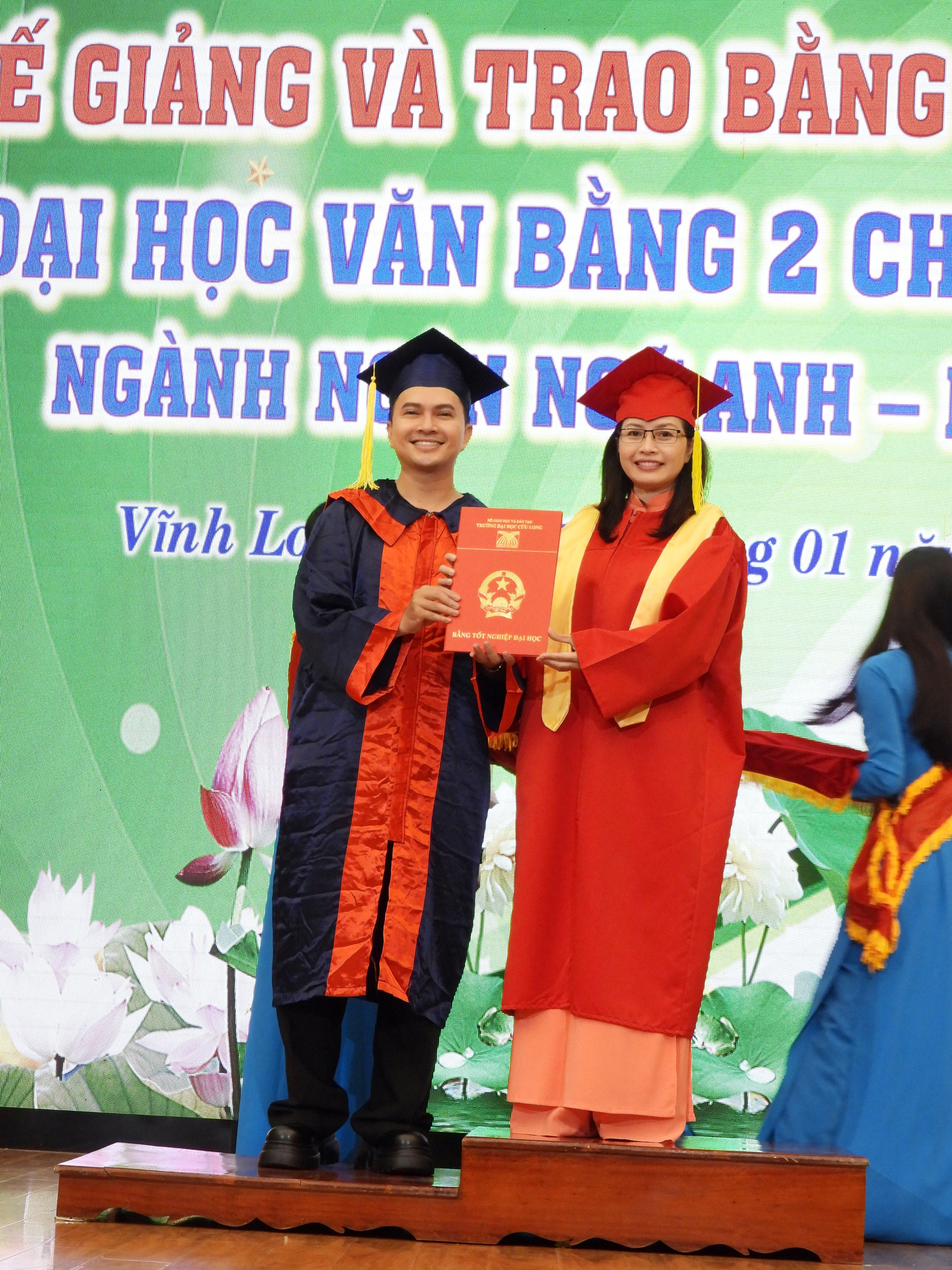 Nhiều c&aacute;n bộ, c&ocirc;ng chức tốt nghiệp cử nh&acirc;n Ng&ocirc;n ngữ Anh - Ảnh 2.