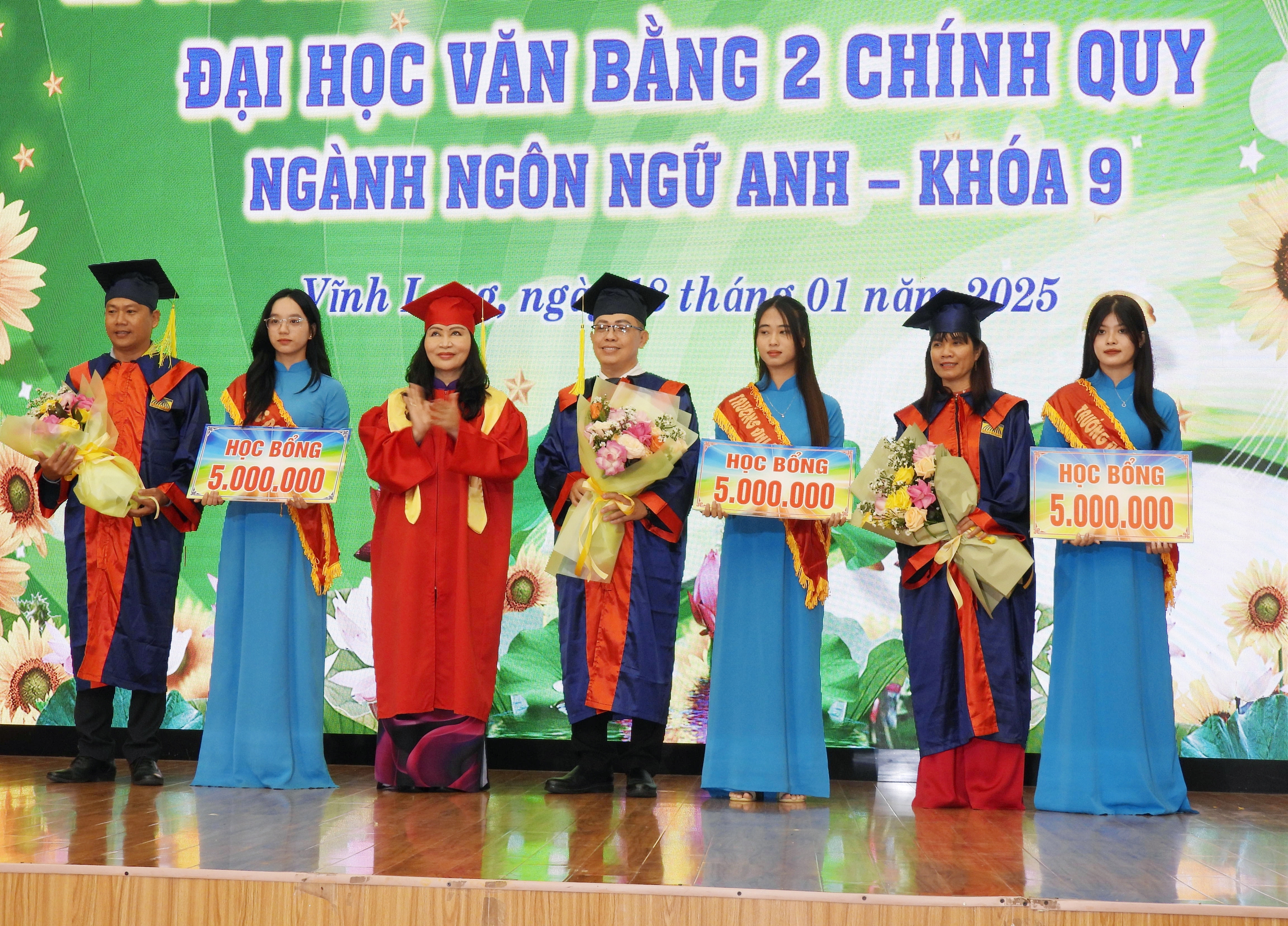 Nhiều c&aacute;n bộ, c&ocirc;ng chức tốt nghiệp cử nh&acirc;n Ng&ocirc;n ngữ Anh - Ảnh 4.