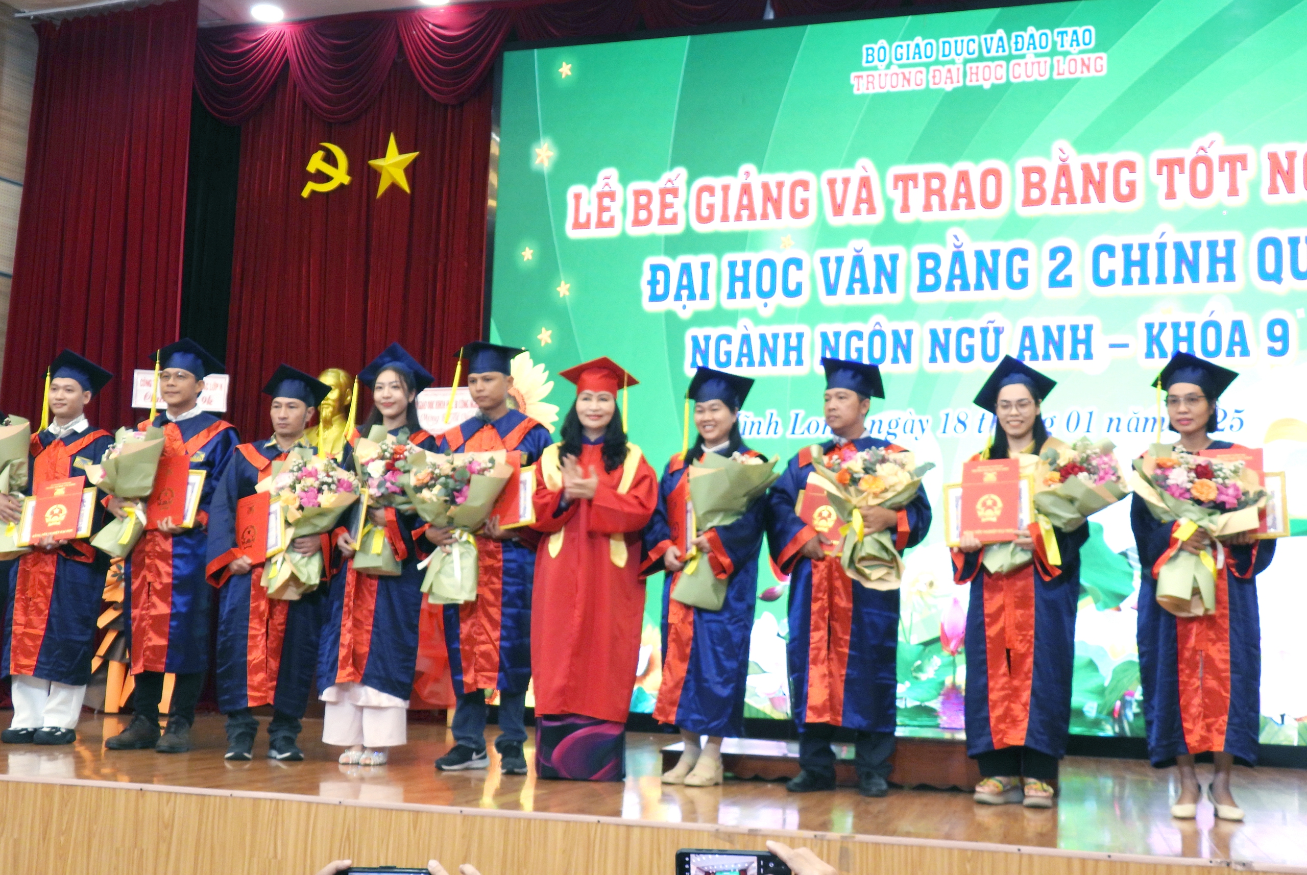 Nhiều c&aacute;n bộ, c&ocirc;ng chức tốt nghiệp cử nh&acirc;n Ng&ocirc;n ngữ Anh - Ảnh 3.