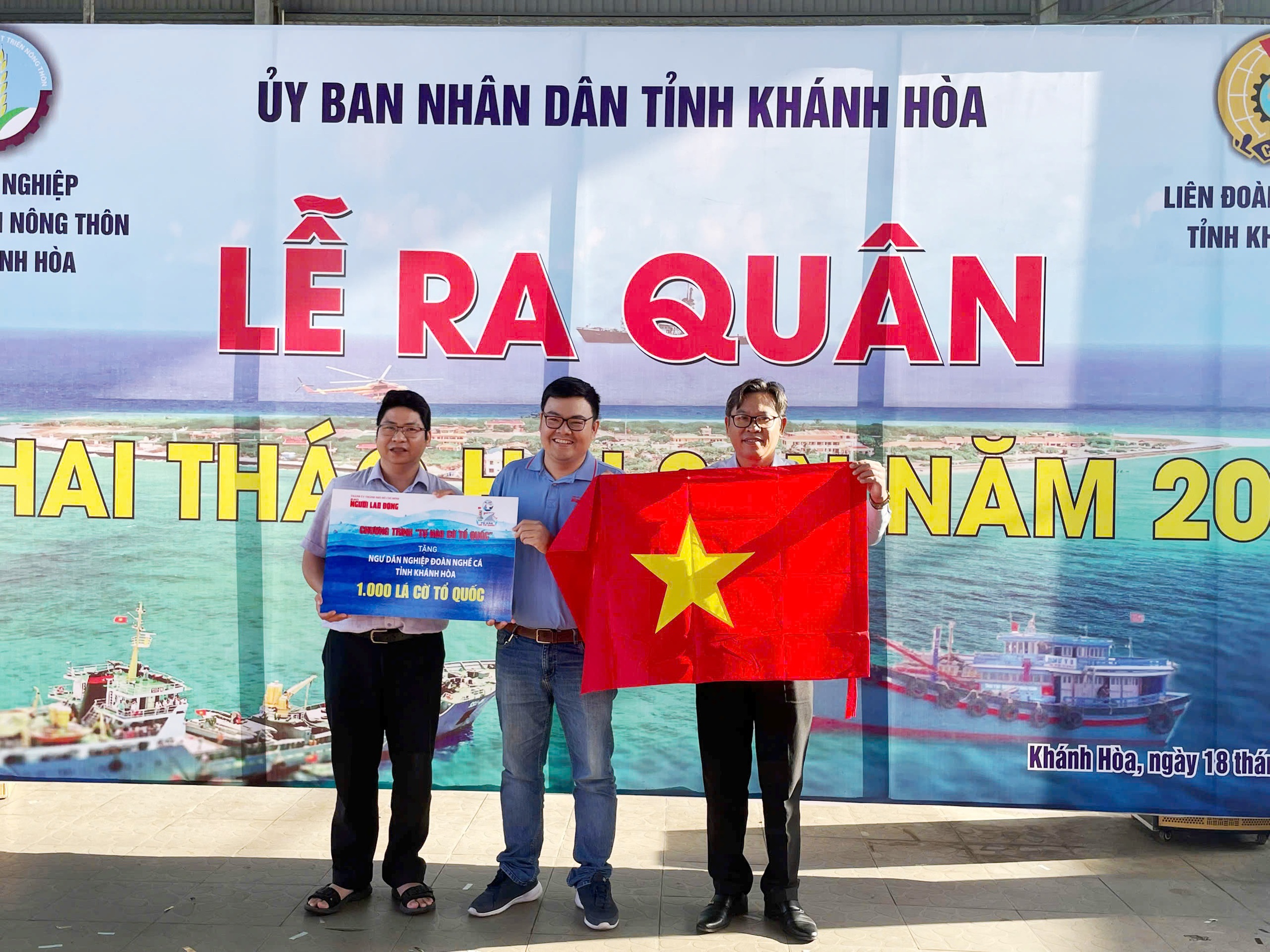 B&aacute;o Người Lao Động tặng 1.000 l&aacute; cờ Tổ quốc c&ugrave;ng ngư d&acirc;n mở biển đầu năm- Ảnh 1.