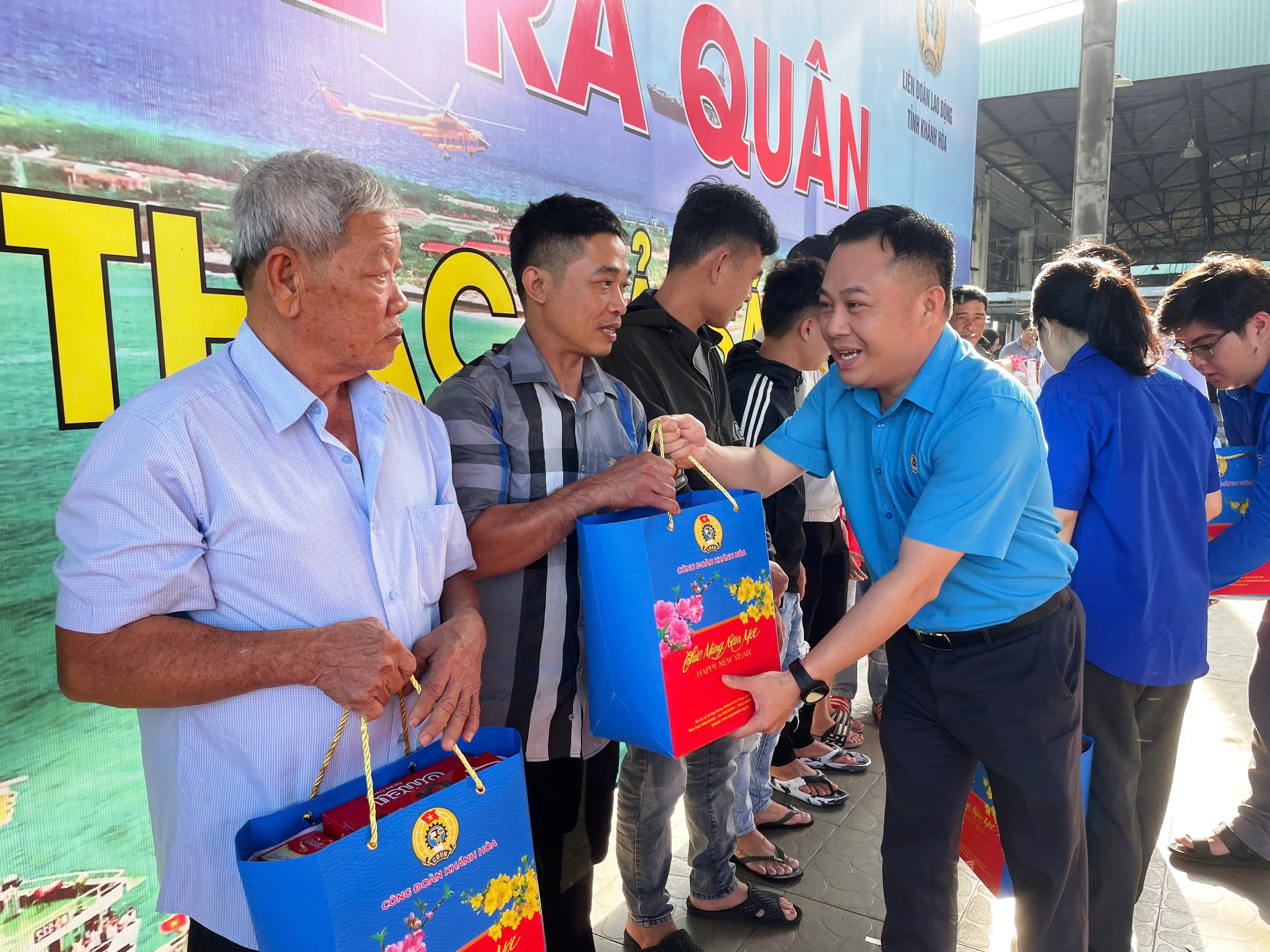 B&aacute;o Người Lao Động tặng 1.000 l&aacute; cờ Tổ quốc c&ugrave;ng ngư d&acirc;n mở biển đầu năm- Ảnh 7.