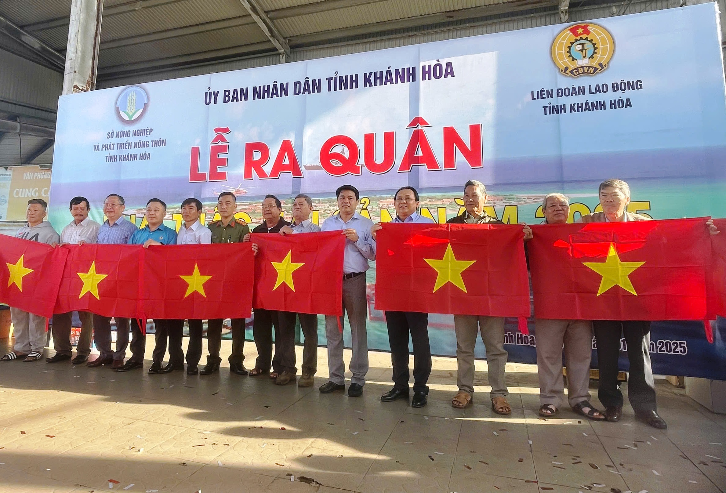 B&aacute;o Người Lao Động tặng 1.000 l&aacute; cờ Tổ quốc c&ugrave;ng ngư d&acirc;n mở biển đầu năm- Ảnh 3.