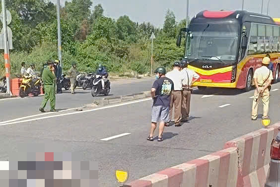 Người đ&agrave;n &ocirc;ng tử vong tr&ecirc;n cầu Ph&uacute; Hữu, TP Thủ Đức- Ảnh 1.