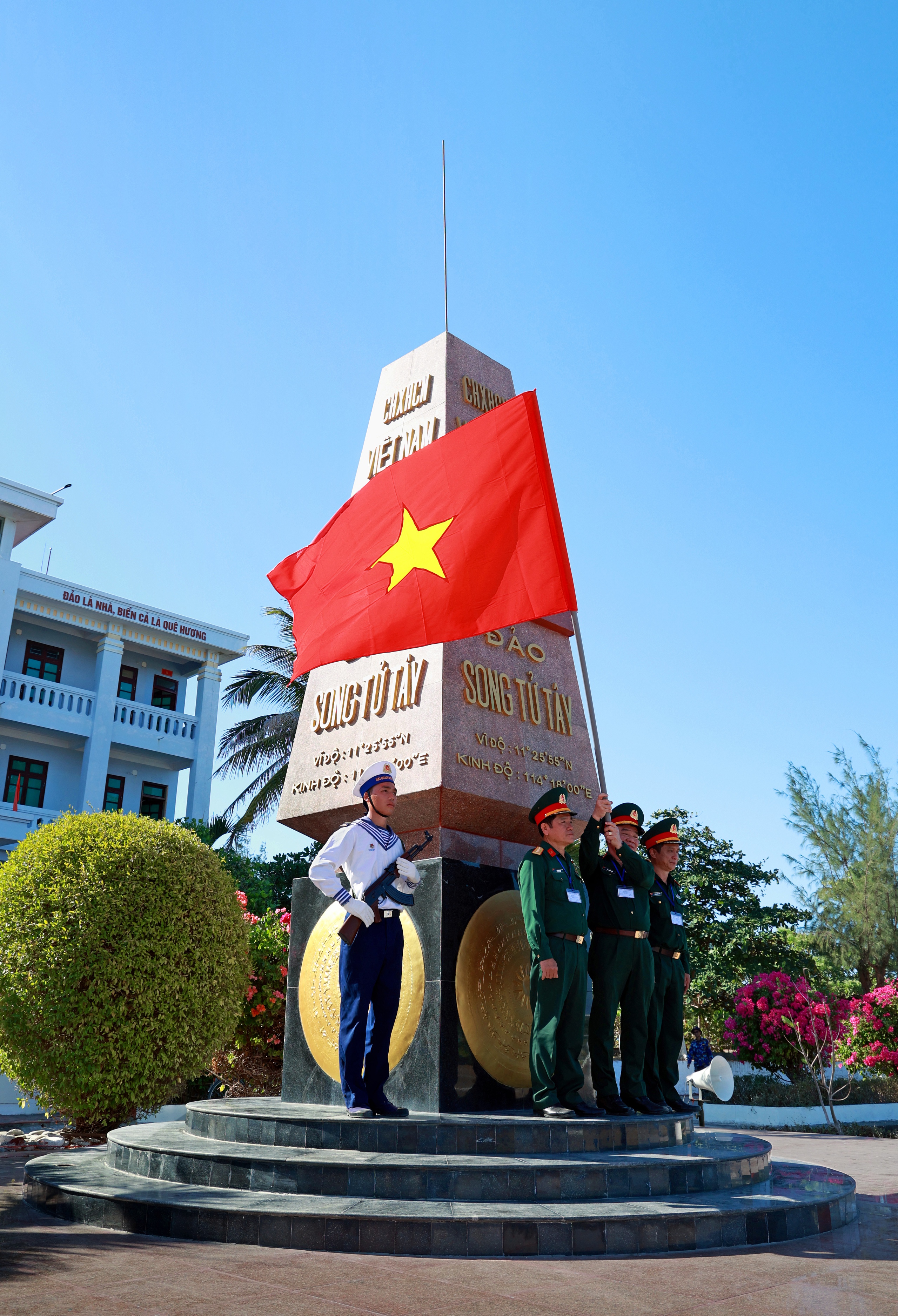 Cột mốc chủ quyền - biểu tượng thi&ecirc;ng li&ecirc;ng tr&ecirc;n Quần đảo Trường Sa. Ảnh: Trần Quang Thắng
