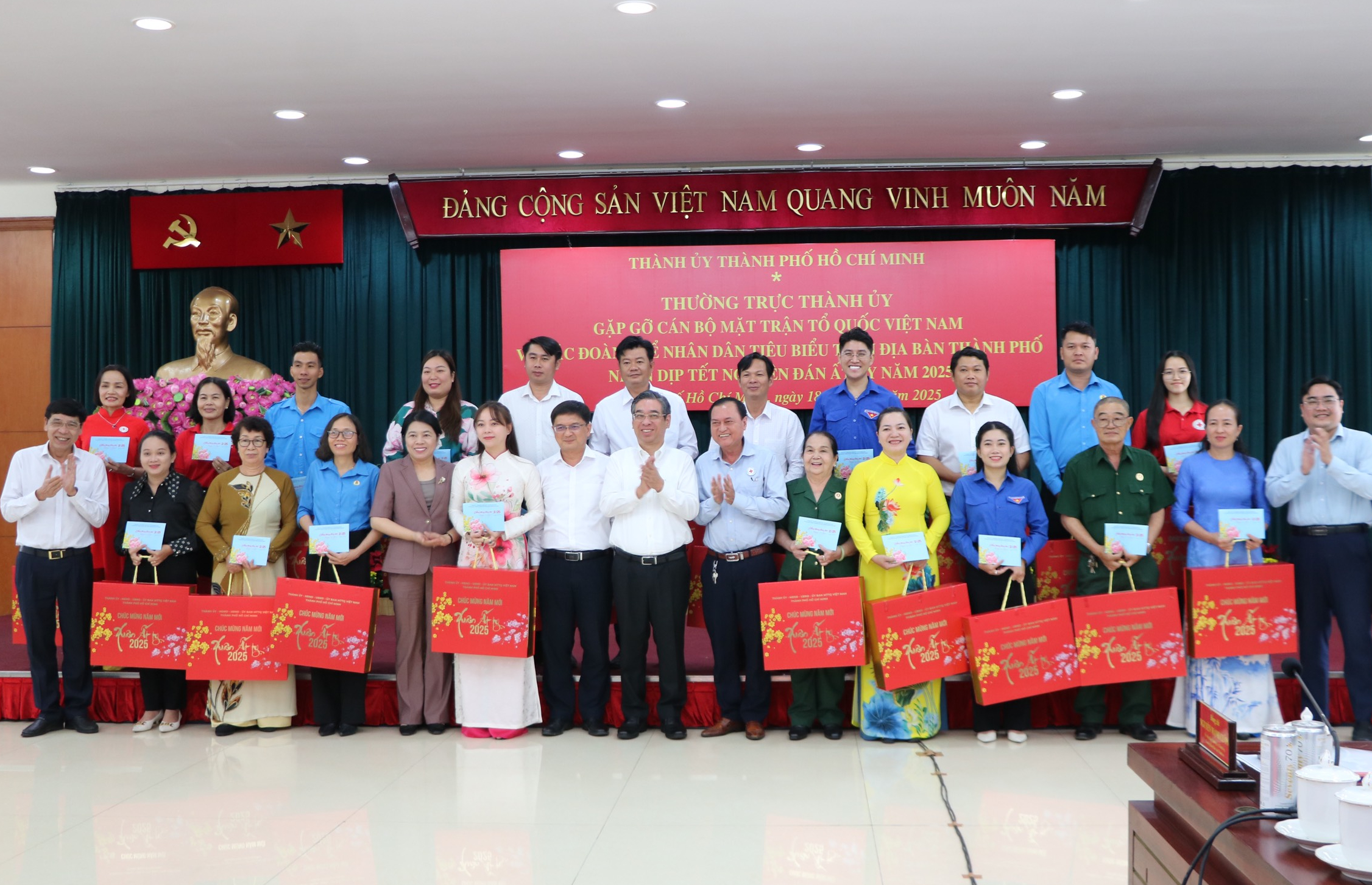 Th&agrave;nh ủy TP HCM gặp gỡ c&aacute;n bộ MTTQ, c&aacute;c đo&agrave;n thể ti&ecirc;u biểu dịp Tết Ất Tỵ 2025- Ảnh 1.