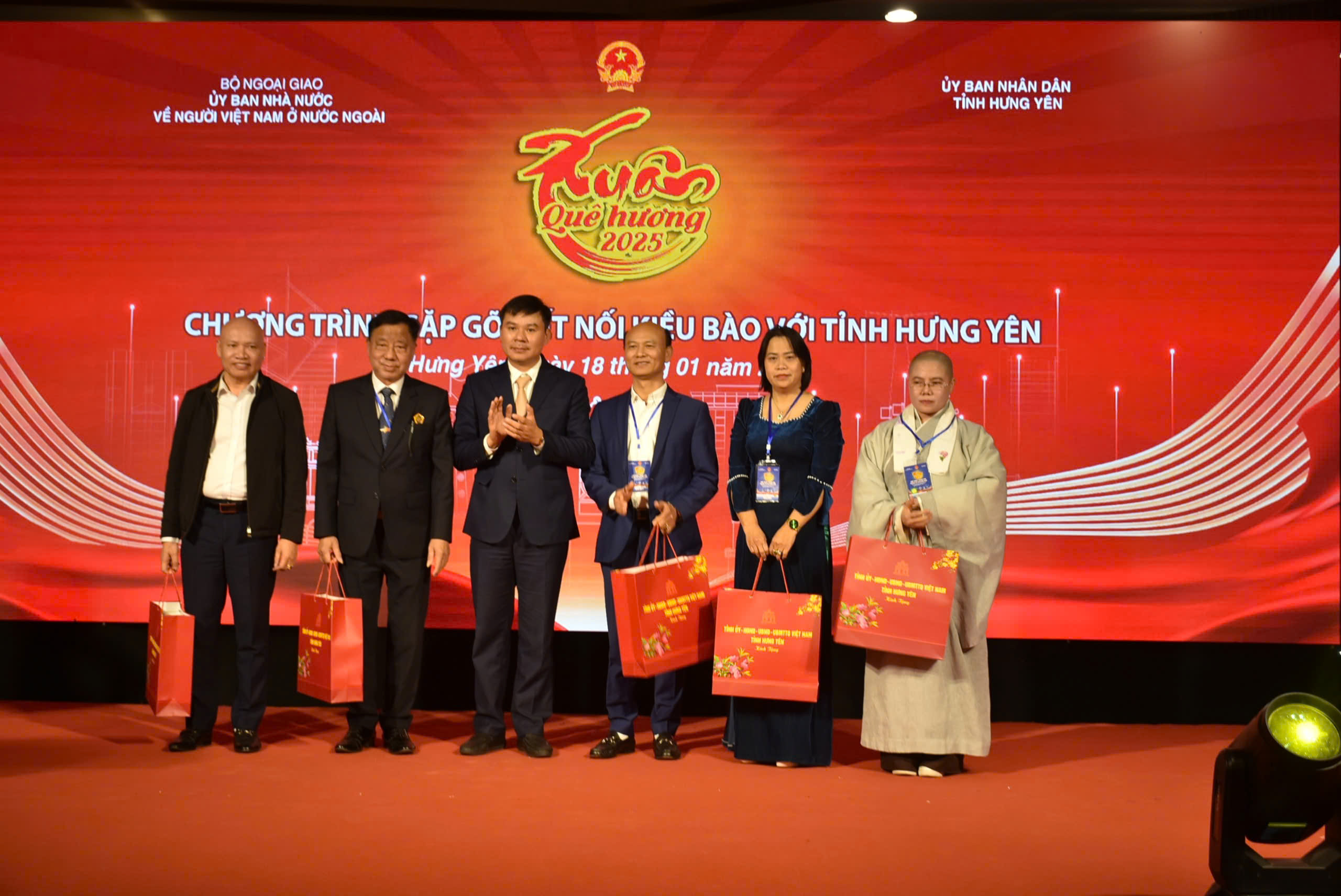 Kiều b&agrave;o tham gia chương tr&igrave;nh kết nối với địa phương tại Hưng Y&ecirc;n- Ảnh 7.