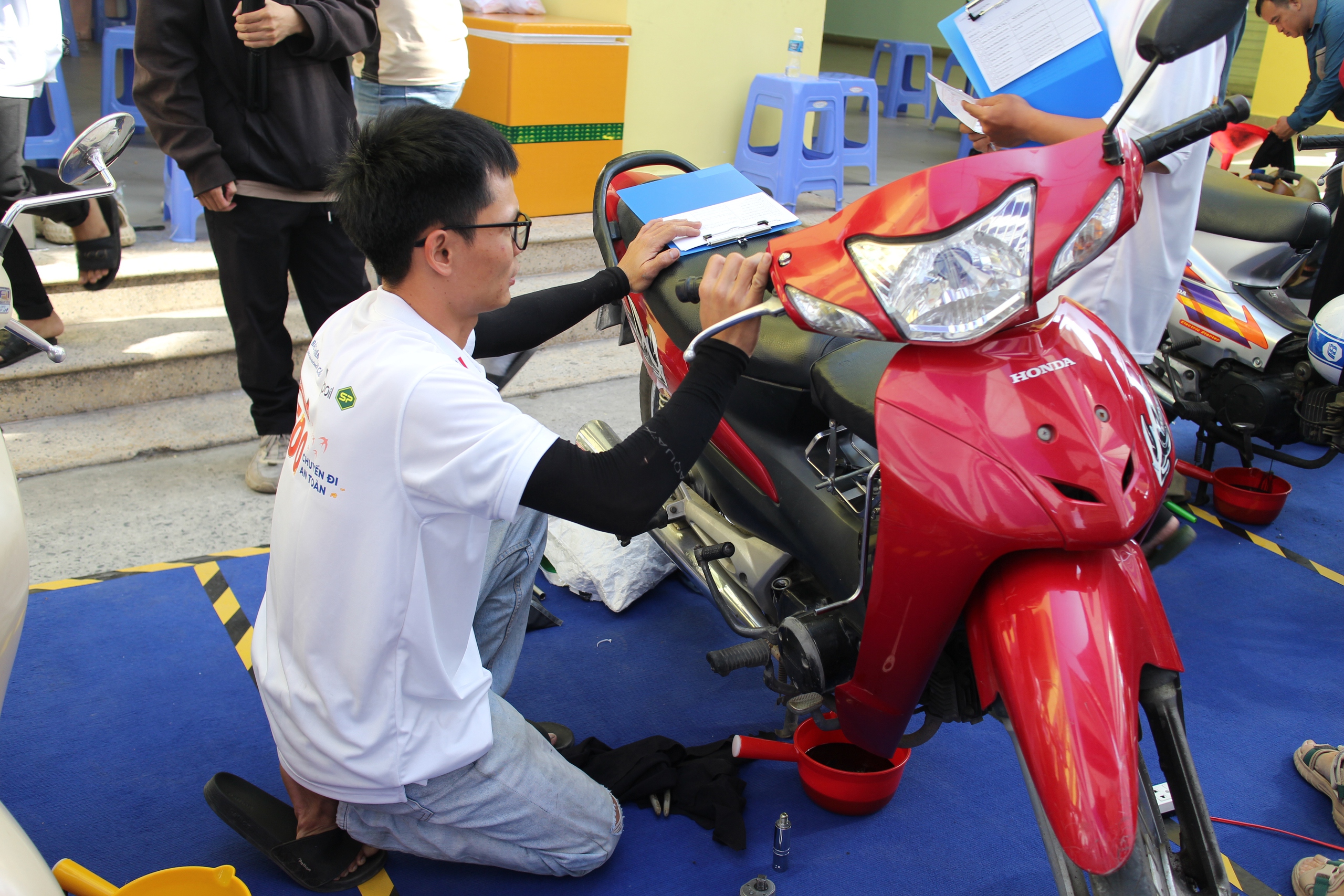 T&acirc;n trang miễn ph&iacute; 1.500 xe m&aacute;y cho c&ocirc;ng nh&acirc;n về qu&ecirc; đ&oacute;n Tết- Ảnh 1.
