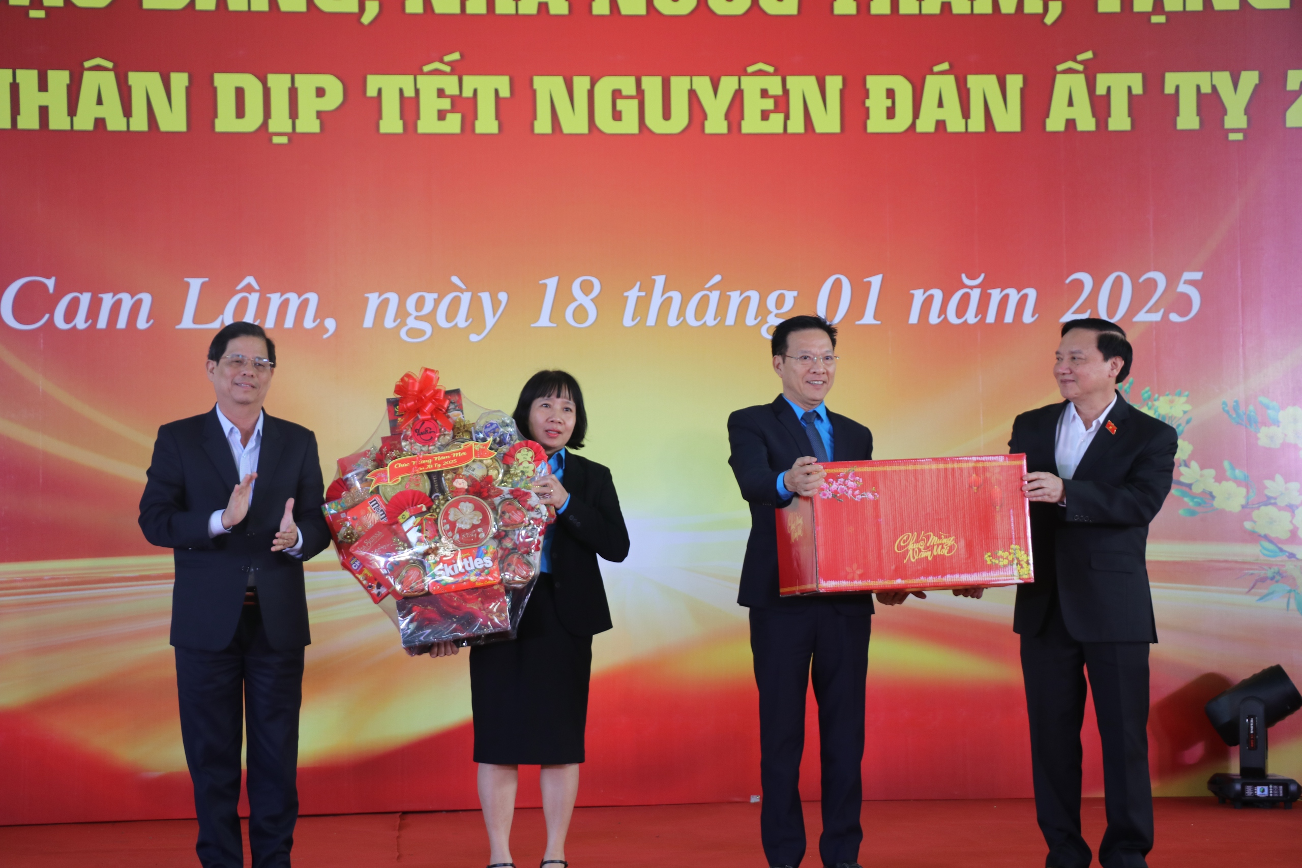 Ph&oacute; Chủ tịch Quốc hội Nguyễn Khắc Định tặng qu&agrave; cho người lao động Kh&aacute;nh H&ograve;a- Ảnh 5.