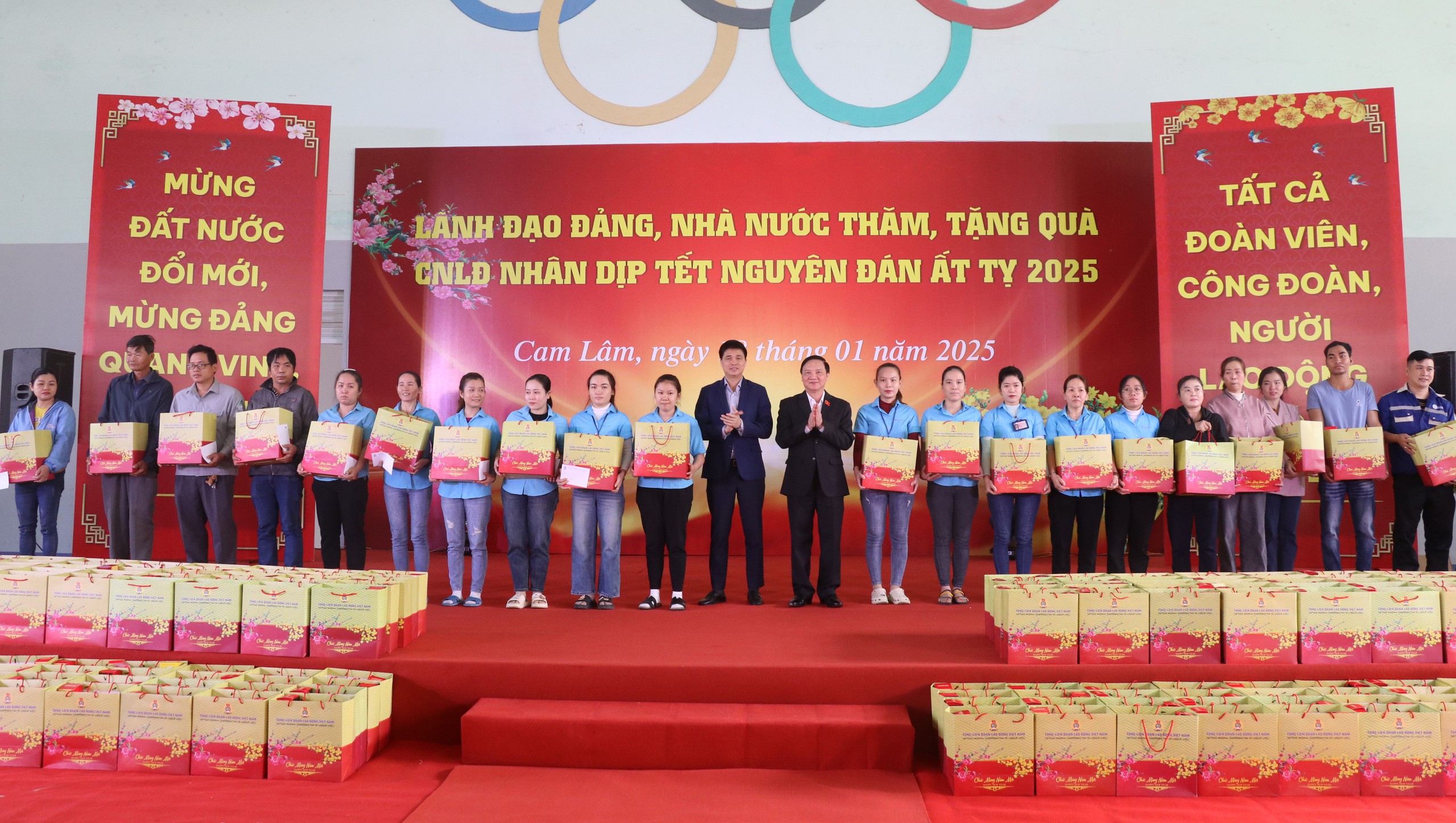 Ph&oacute; Chủ tịch Quốc hội Nguyễn Khắc Định tặng qu&agrave; cho người lao động Kh&aacute;nh H&ograve;a- Ảnh 2.