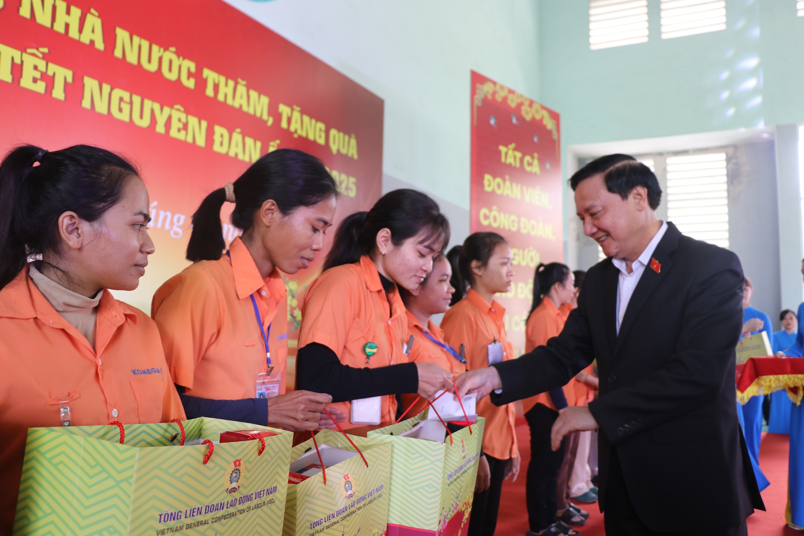Ph&oacute; Chủ tịch Quốc hội Nguyễn Khắc Định tặng qu&agrave; cho người lao động Kh&aacute;nh H&ograve;a- Ảnh 1.