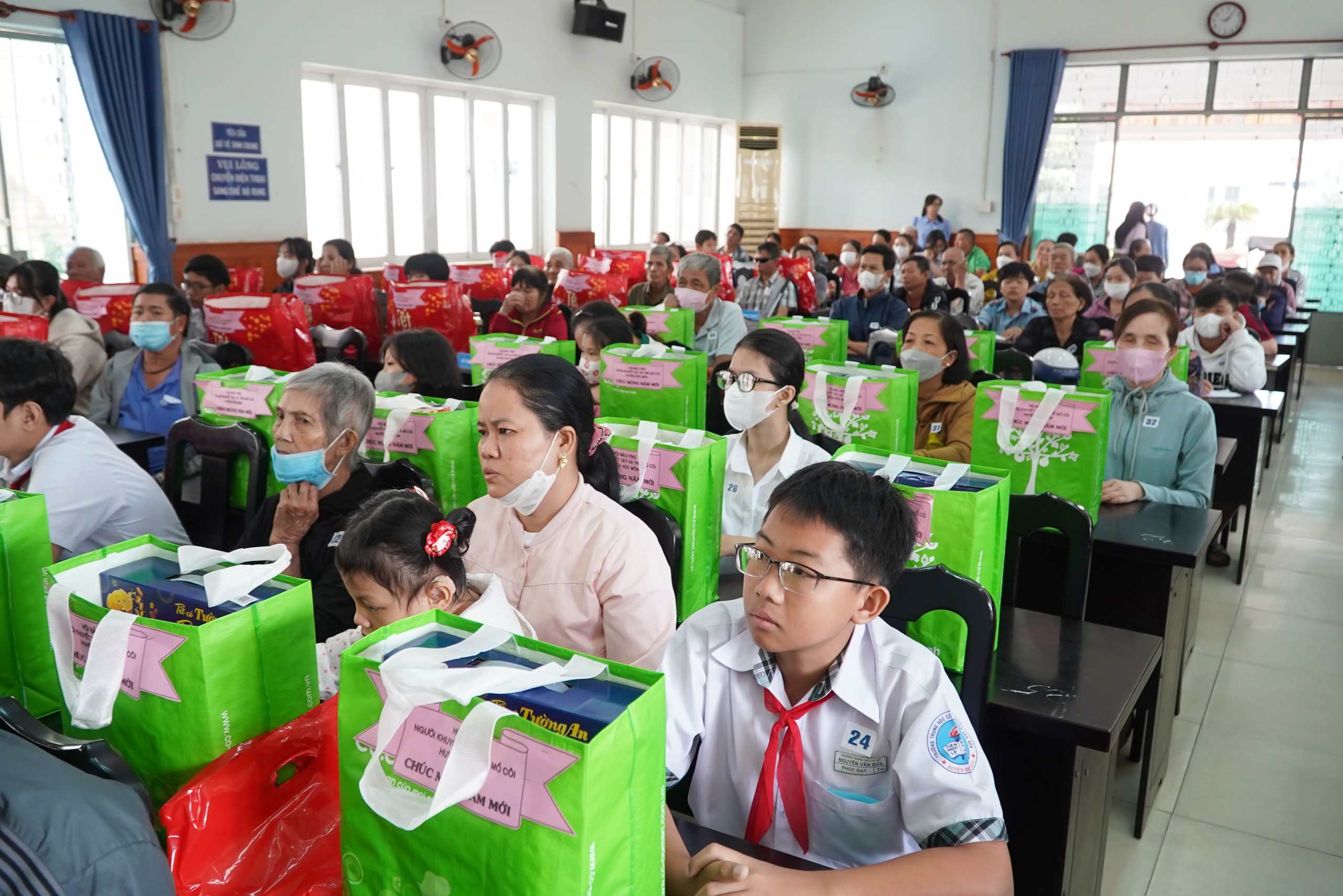 Mang Tết ấm đến người khuyết tật, trẻ mồ c&ocirc;i tại huyện H&oacute;c M&ocirc;n- Ảnh 6.