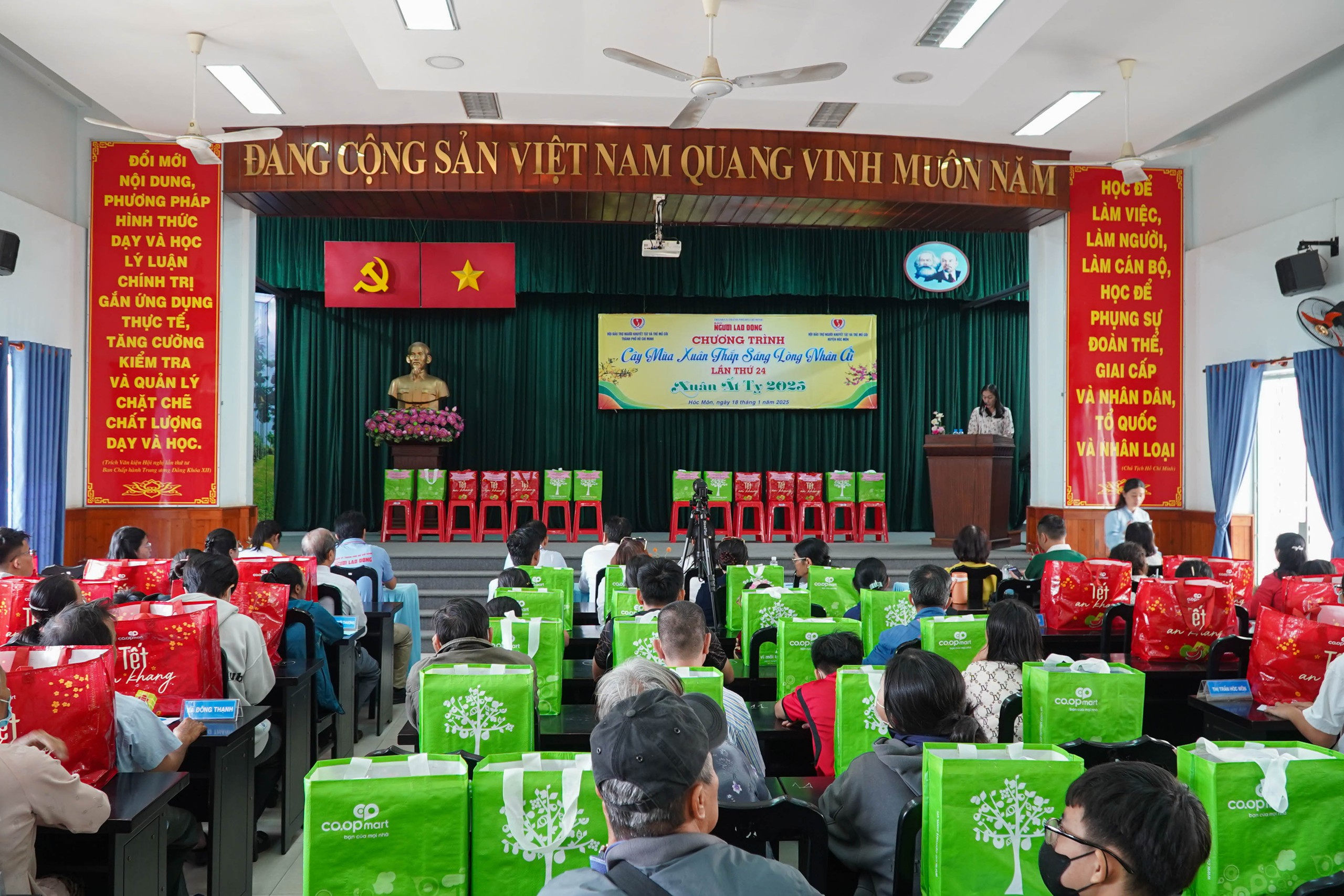 Mang Tết ấm đến người khuyết tật, trẻ mồ c&ocirc;i tại huyện H&oacute;c M&ocirc;n- Ảnh 1.