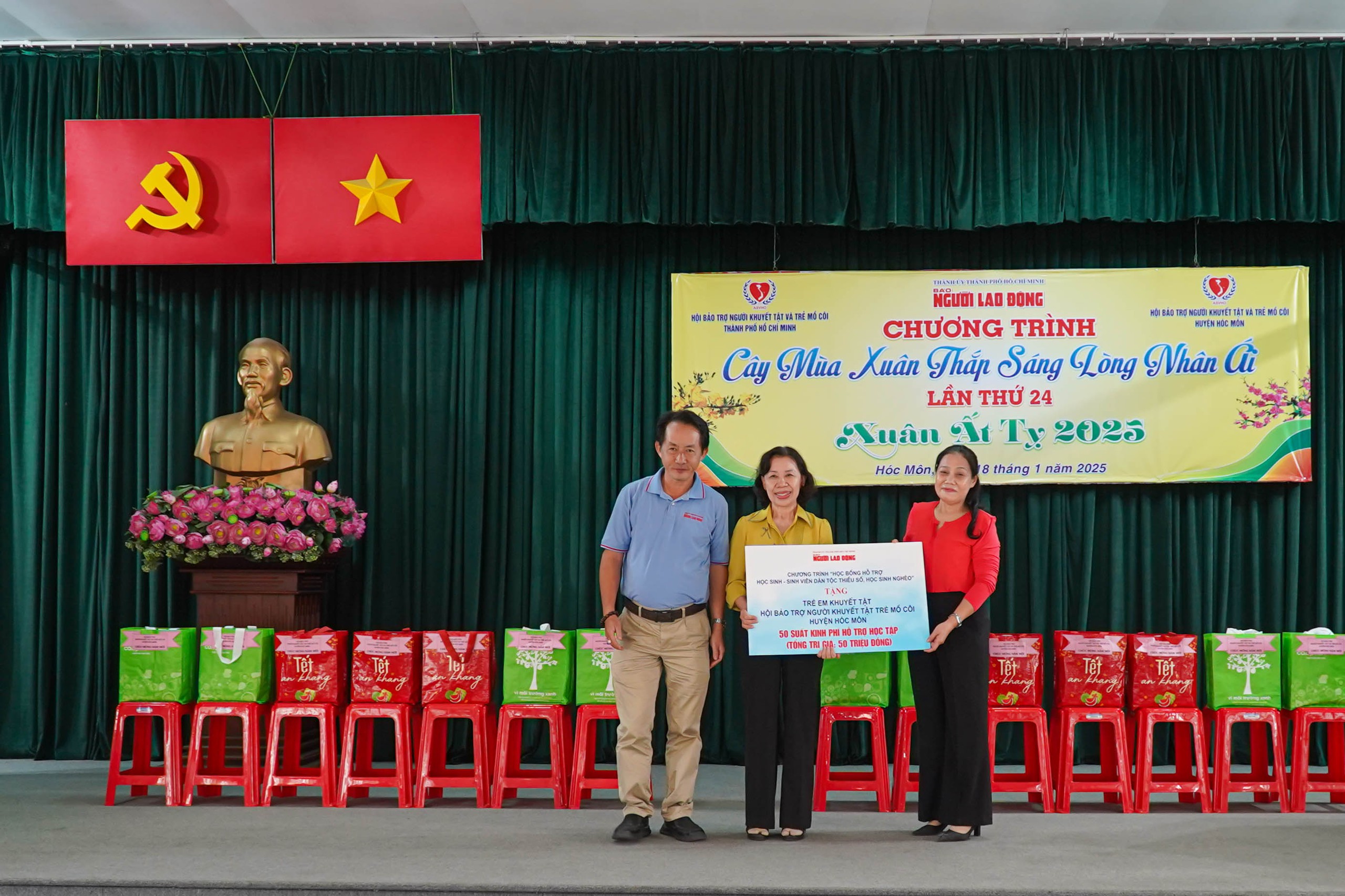 Mang Tết ấm đến người khuyết tật, trẻ mồ c&ocirc;i tại huyện H&oacute;c M&ocirc;n- Ảnh 2.
