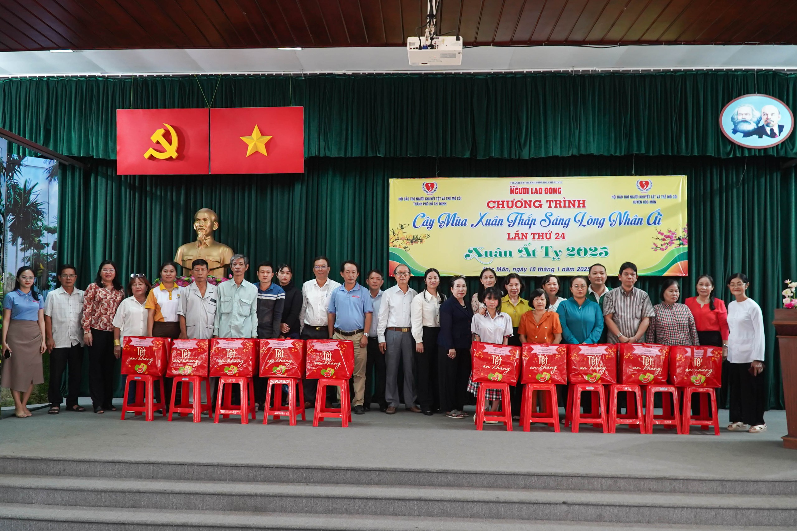 Mang Tết ấm đến người khuyết tật, trẻ mồ c&ocirc;i tại huyện H&oacute;c M&ocirc;n- Ảnh 4.