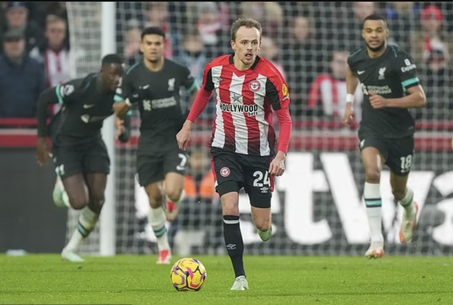 Liverpool b&ugrave;ng nổ ph&uacute;t b&ugrave; giờ, Arsenal đ&aacute;nh rơi chiến thắng tiếc nuối- Ảnh 1.