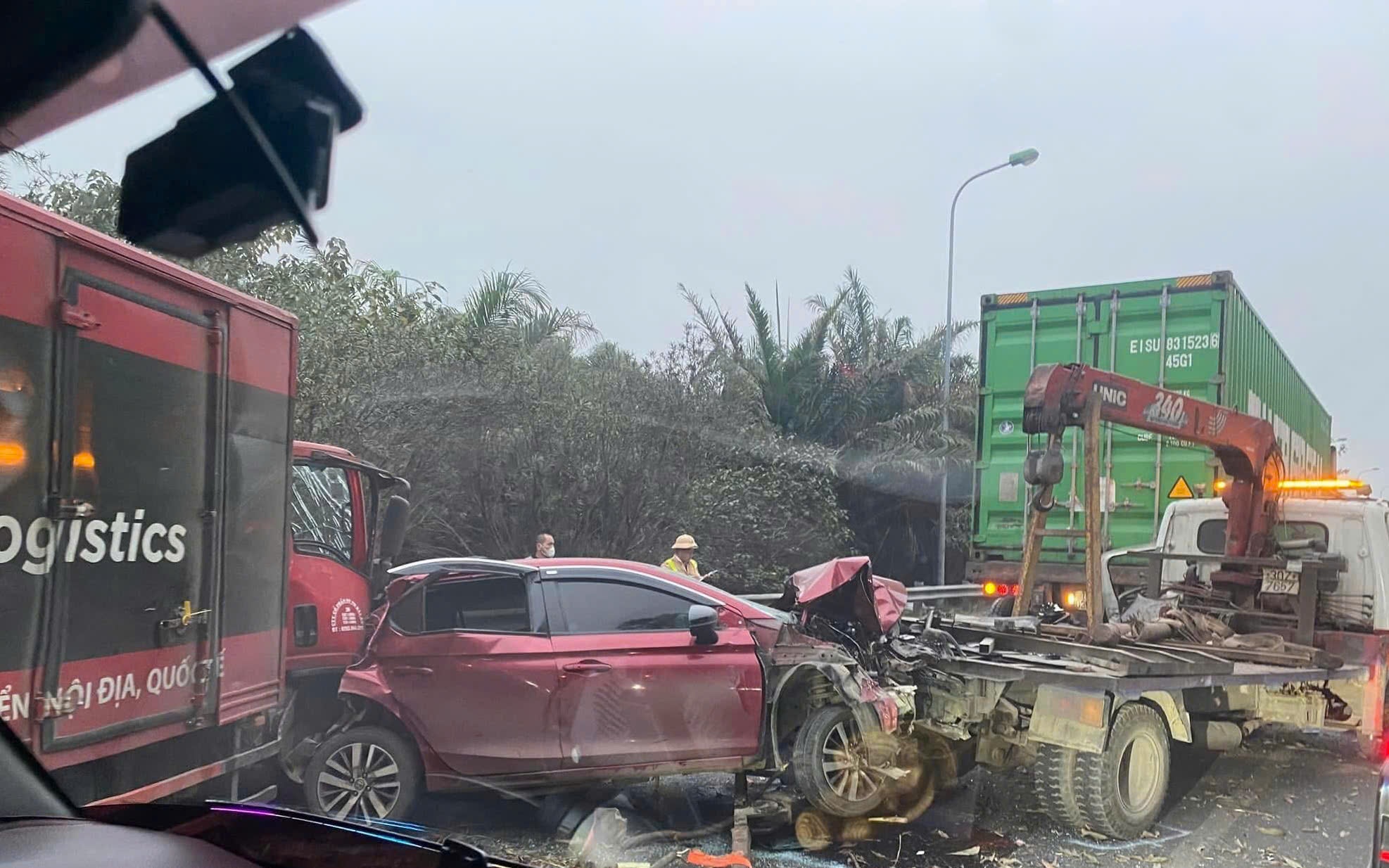 4 xe tông liên hoàn trên Đại lộ Thăng Long