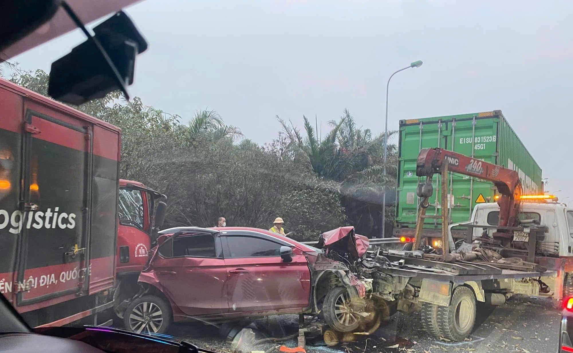 4 xe t&ocirc;ng li&ecirc;n ho&agrave;n tr&ecirc;n Đại lộ Thăng Long- Ảnh 1.