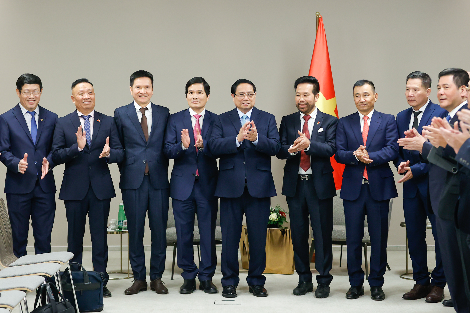 Thủ tướng Phạm Minh Chính và lãnh đạo 10 doanh nghiệp tiêu biểu của người Việt tại Cộng hòa Czech và châu Âu.Ảnh: Nhật Bắc