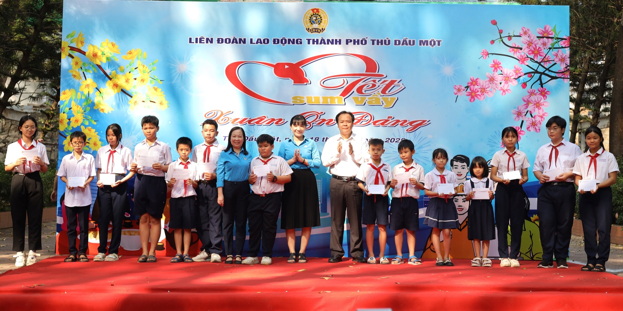 Tưng bừng lo Tết cho công nhân ở Bình Dương- Ảnh 1.