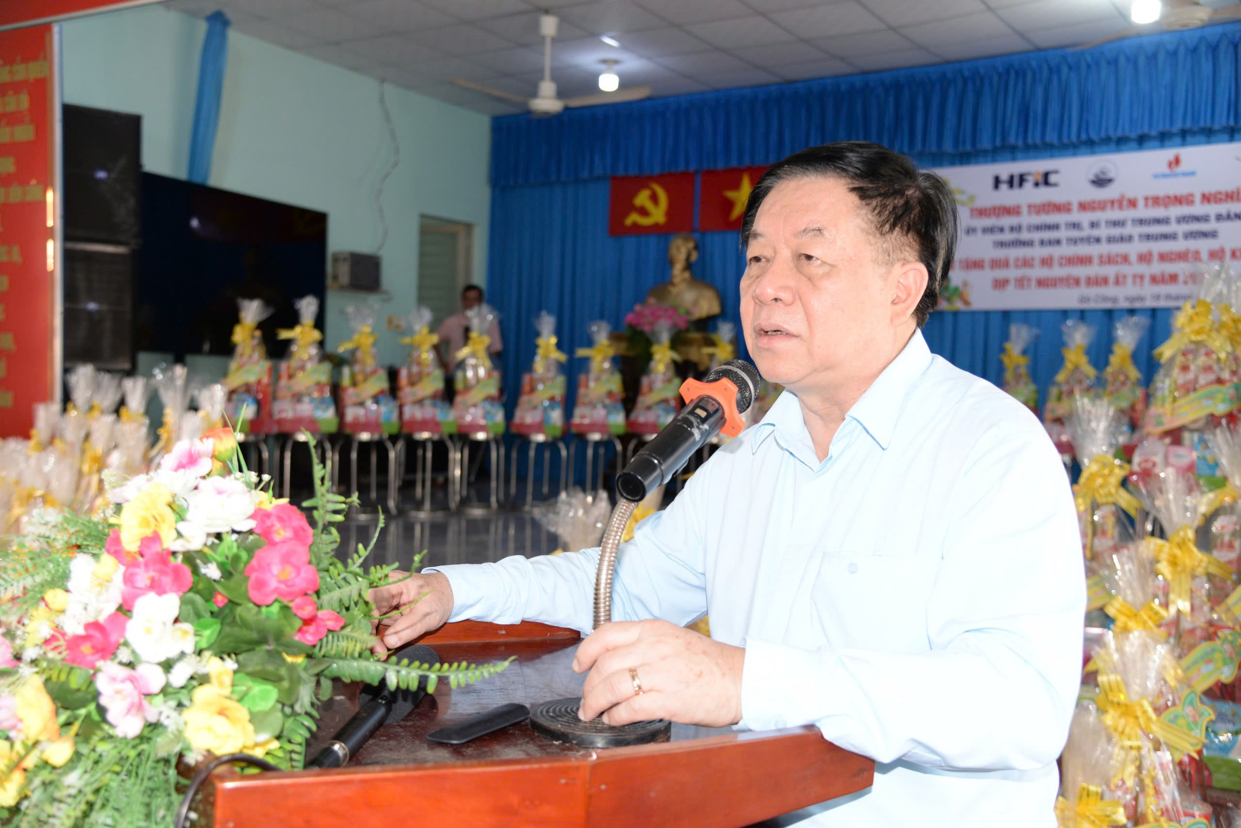 Trưởng Ban Tuy&ecirc;n gi&aacute;o Trung ương tặng qu&agrave; cho gia đ&igrave;nh ch&iacute;nh s&aacute;ch, hộ ngh&egrave;o tại Tiền Giang- Ảnh 1.