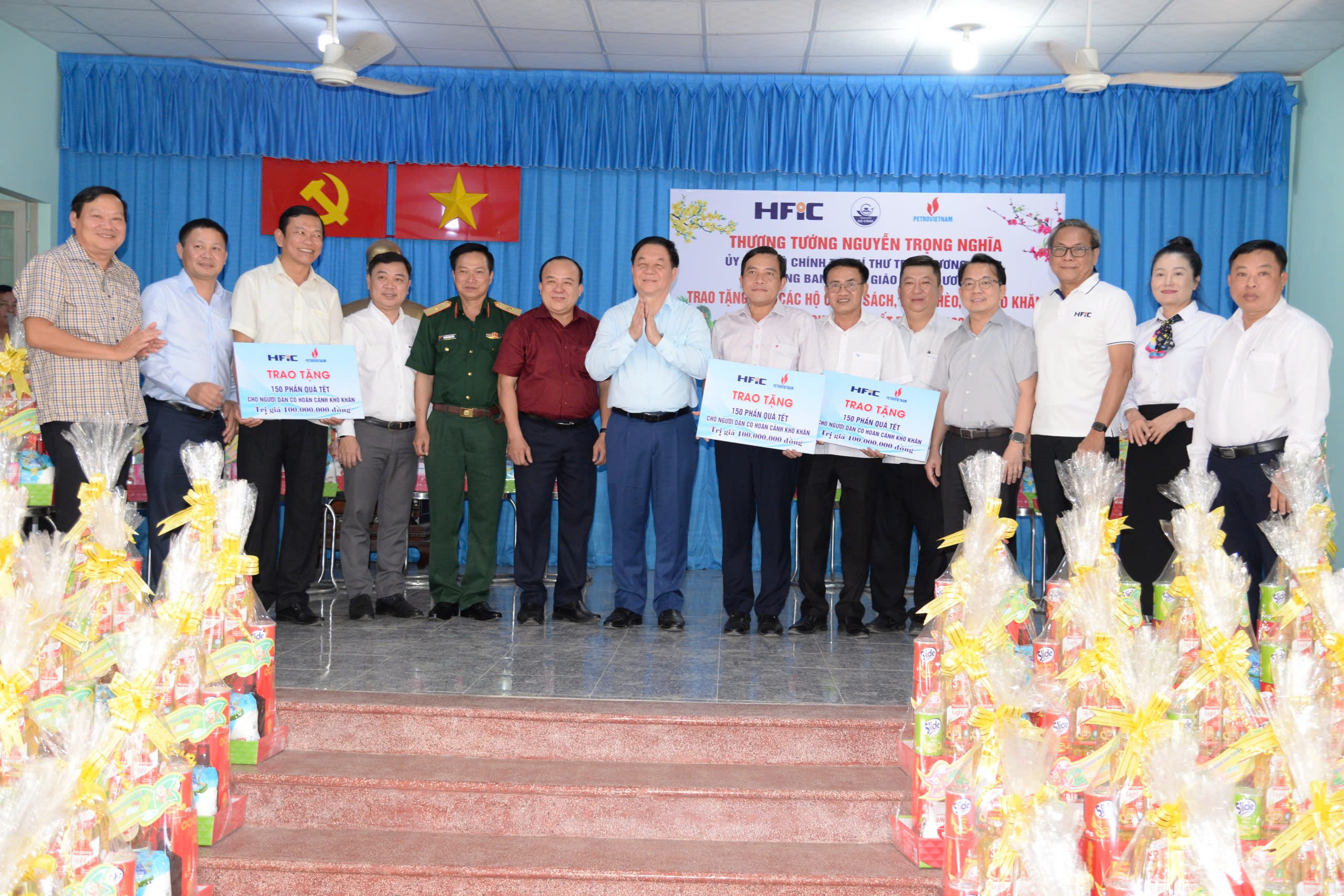 Trưởng Ban Tuy&ecirc;n gi&aacute;o Trung ương tặng qu&agrave; cho gia đ&igrave;nh ch&iacute;nh s&aacute;ch, hộ ngh&egrave;o tại Tiền Giang- Ảnh 3.